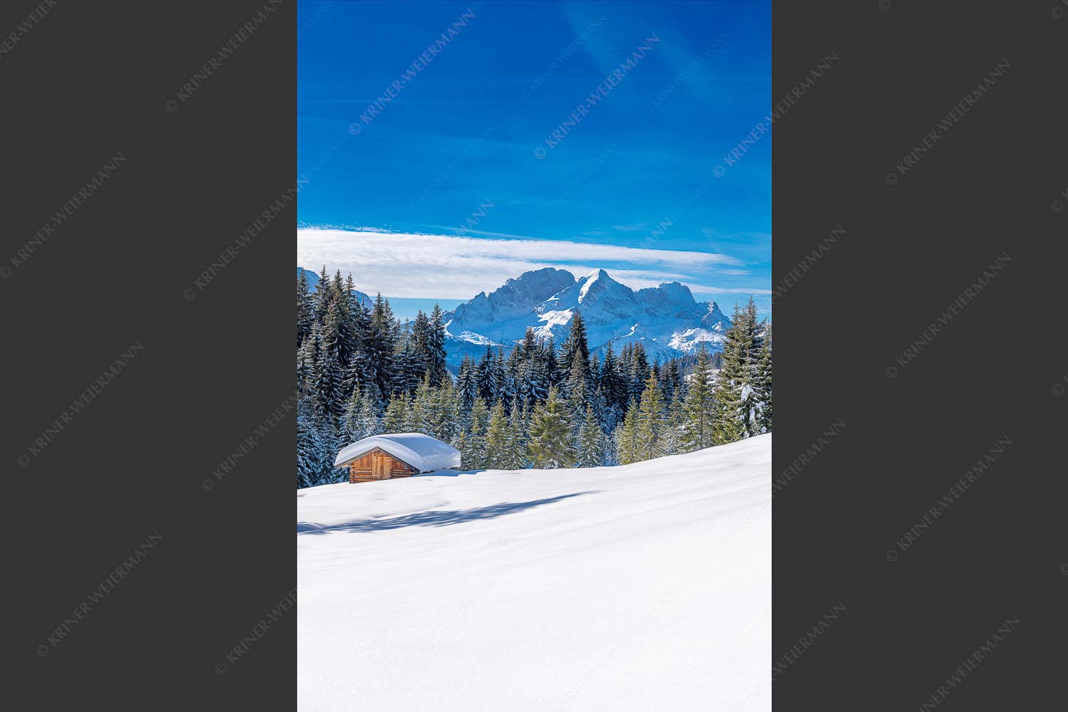 Wiesmahdstadel mit Zugspitzmassiv - Winterwiesmahd Elmau IV 2:3  -- Heustadel Alpspitze Zugspitze Schnee - mehr Infos bei www.Kriner-Weiermann.de