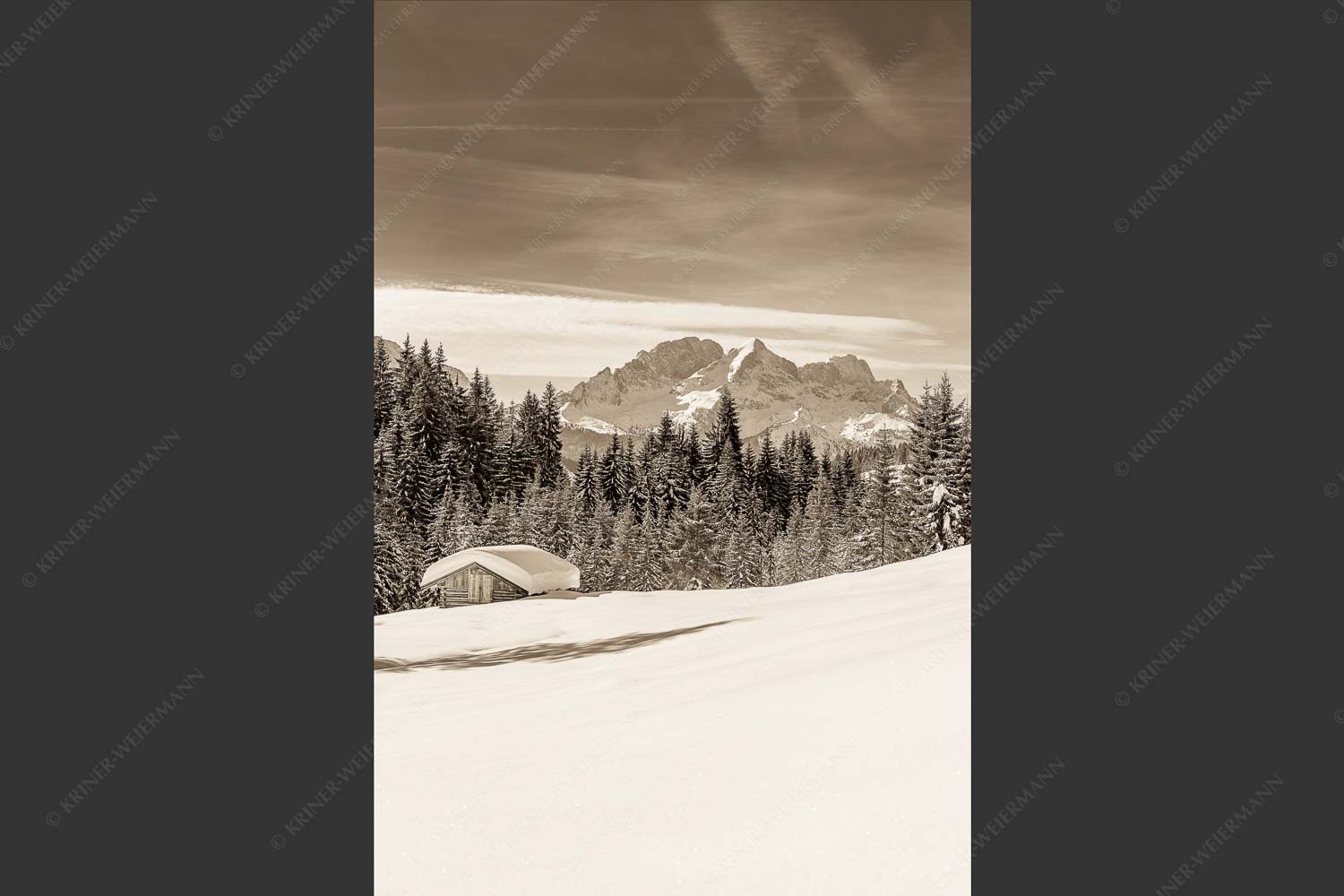 Wiesmahdstadel mit Zugspitzmassiv - Winterwiesmahd Elmau IV 2:3 sepia -- Heustadel Alpspitze Zugspitze Schnee - mehr Infos bei www.Kriner-Weiermann.de