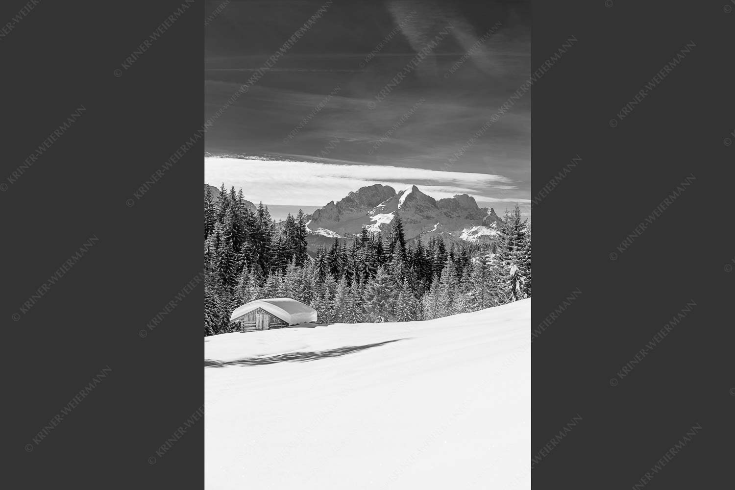 Wiesmahdstadel mit Zugspitzmassiv - Winterwiesmahd Elmau IV 2:3 sw -- Heustadel Alpspitze Zugspitze Schnee - mehr Infos bei www.Kriner-Weiermann.de