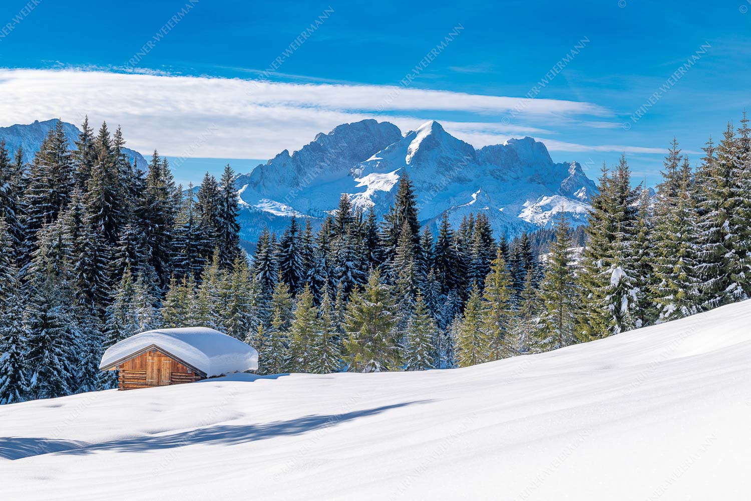Wiesmahdstadel mit Zugspitzmassiv - Winterwiesmahd Elmau IV 3:2  -- Heustadel Alpspitze Zugspitze Schnee - mehr Infos bei www.Kriner-Weiermann.de