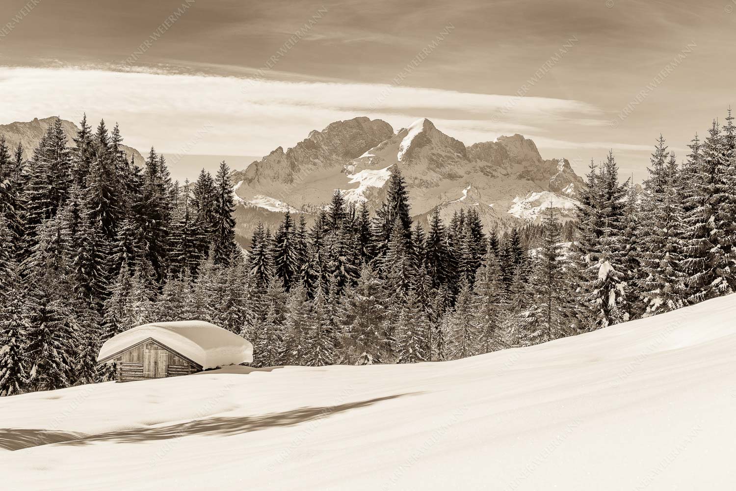 Wiesmahdstadel mit Zugspitzmassiv - Winterwiesmahd Elmau IV 3:2 sepia -- Heustadel Alpspitze Zugspitze Schnee - mehr Infos bei www.Kriner-Weiermann.de