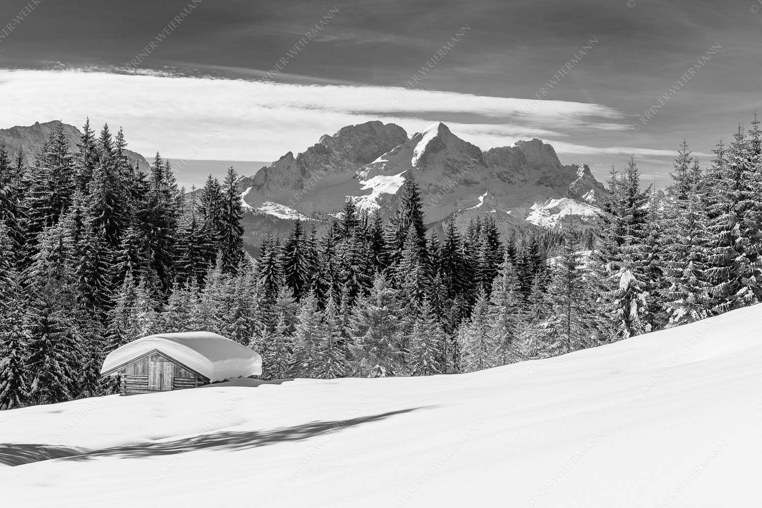 Wiesmahdstadel mit Zugspitzmassiv - Winterwiesmahd Elmau IV 3:2 sw -- Heustadel Alpspitze Zugspitze Schnee - mehr Infos bei www.Kriner-Weiermann.de