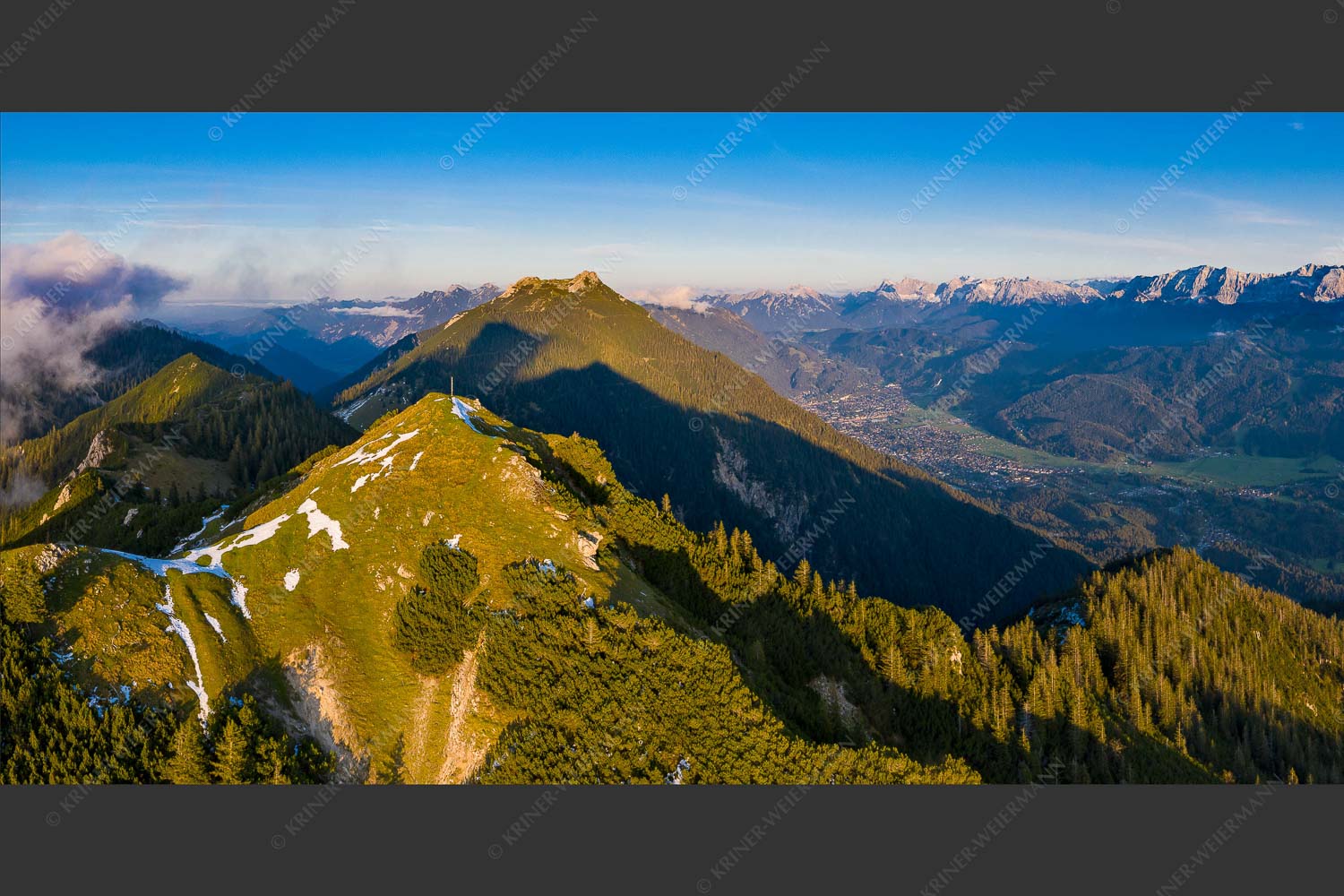 Blick über Ziegspitze zum Kramer und Garmisch-Partenkirchen - Ziegspitze 2:1  -- Kramer Garmisch-Partenkirchen - mehr Infos bei www.Kriner-Weiermann.de
