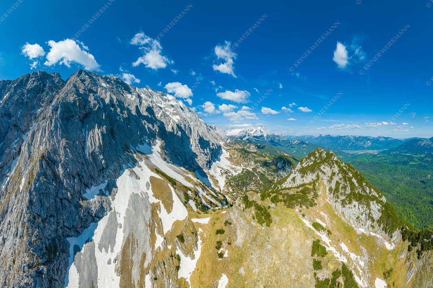 Blick über Zirbelkopf zur Alpspitze und Garmisch-Partenkirchen - Zirbelkopf II 3:2  -- Wetterstein - mehr Infos bei www.Kriner-Weiermann.de