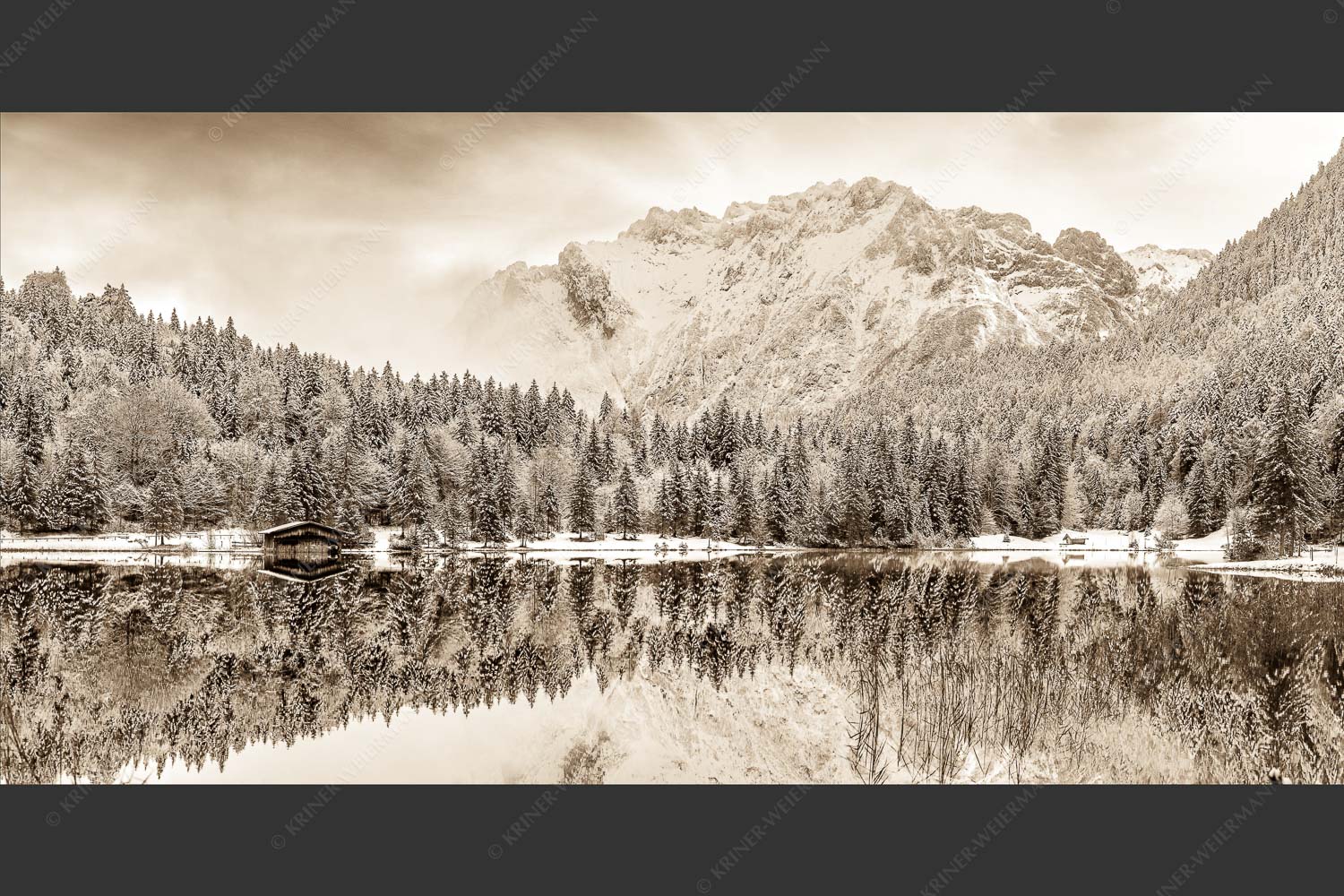 Das Karwendelgebirge spiegelt sich im Ferchensee - Zuckerspiegel II 2:1 sepia -- Ferchensee und Karwendel Spiegelung - mehr Infos bei www.Kriner-Weiermann.de