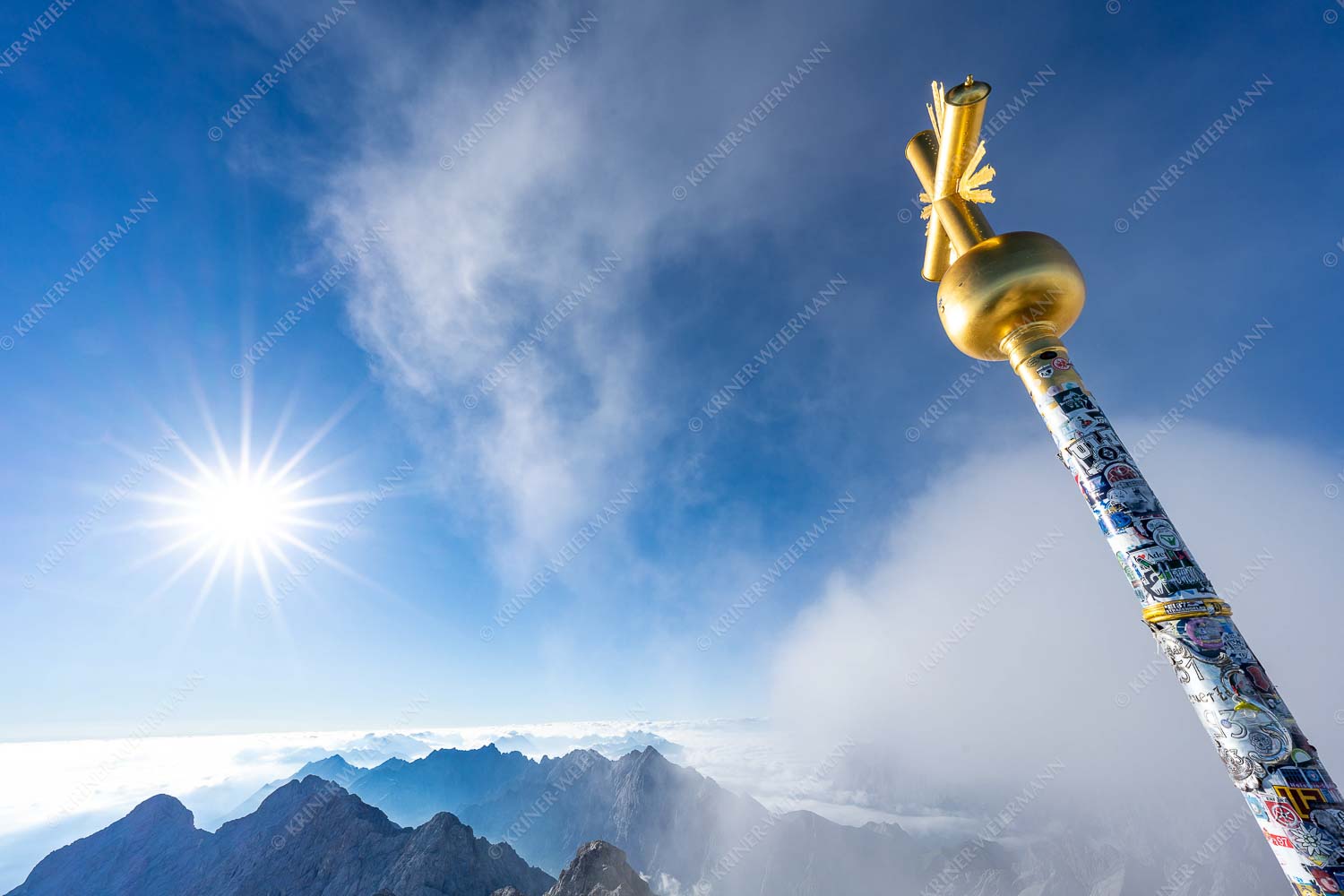 Gipfelkreuz mit Jubiläumsgrat und Alpspitze - Zugspitzgipfelkreuz 3:2  -- Gipfelkreuz Zugspitze - mehr Infos bei www.Kriner-Weiermann.de