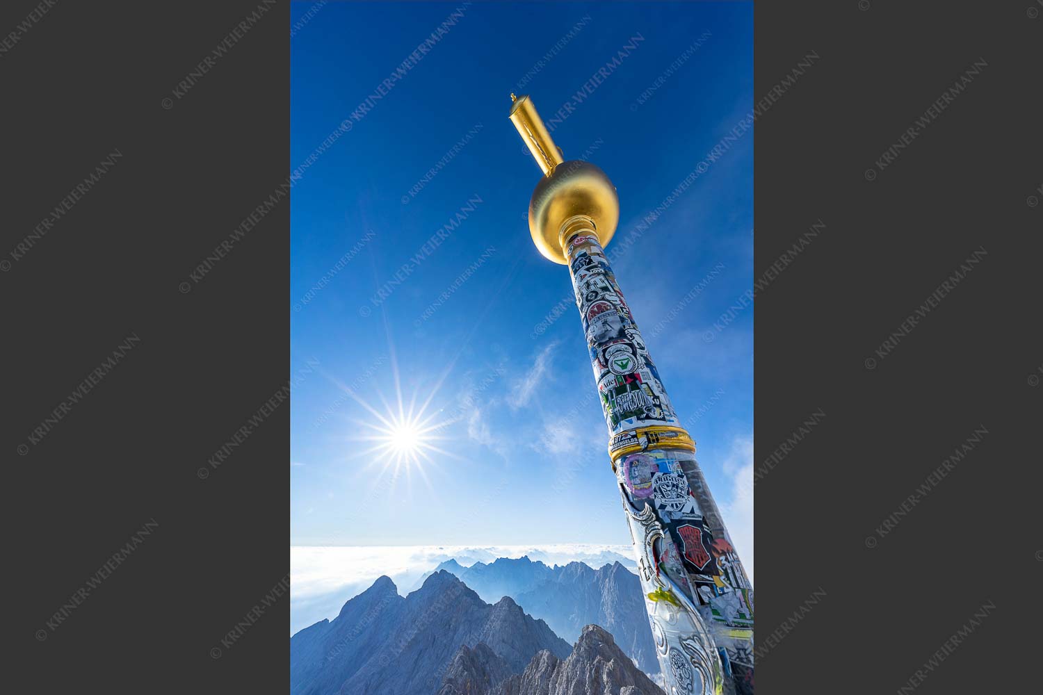 Gipfelkreuz mit Jubiläumsgrat und Alpspitze - Zugspitzgipfelkreuz II 2:3  -- Zugspitze Kreuz - mehr Infos bei www.Kriner-Weiermann.de