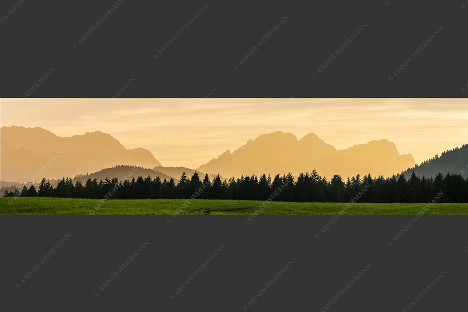 Blick zum Wettersteingebirge im herbstlichen Abendlicht - Zugspitzmassiv Silhouetten II 4:1  -- Hochblassen Alpspitze Zugspitze - mehr Infos bei www.Kriner-Weiermann.de