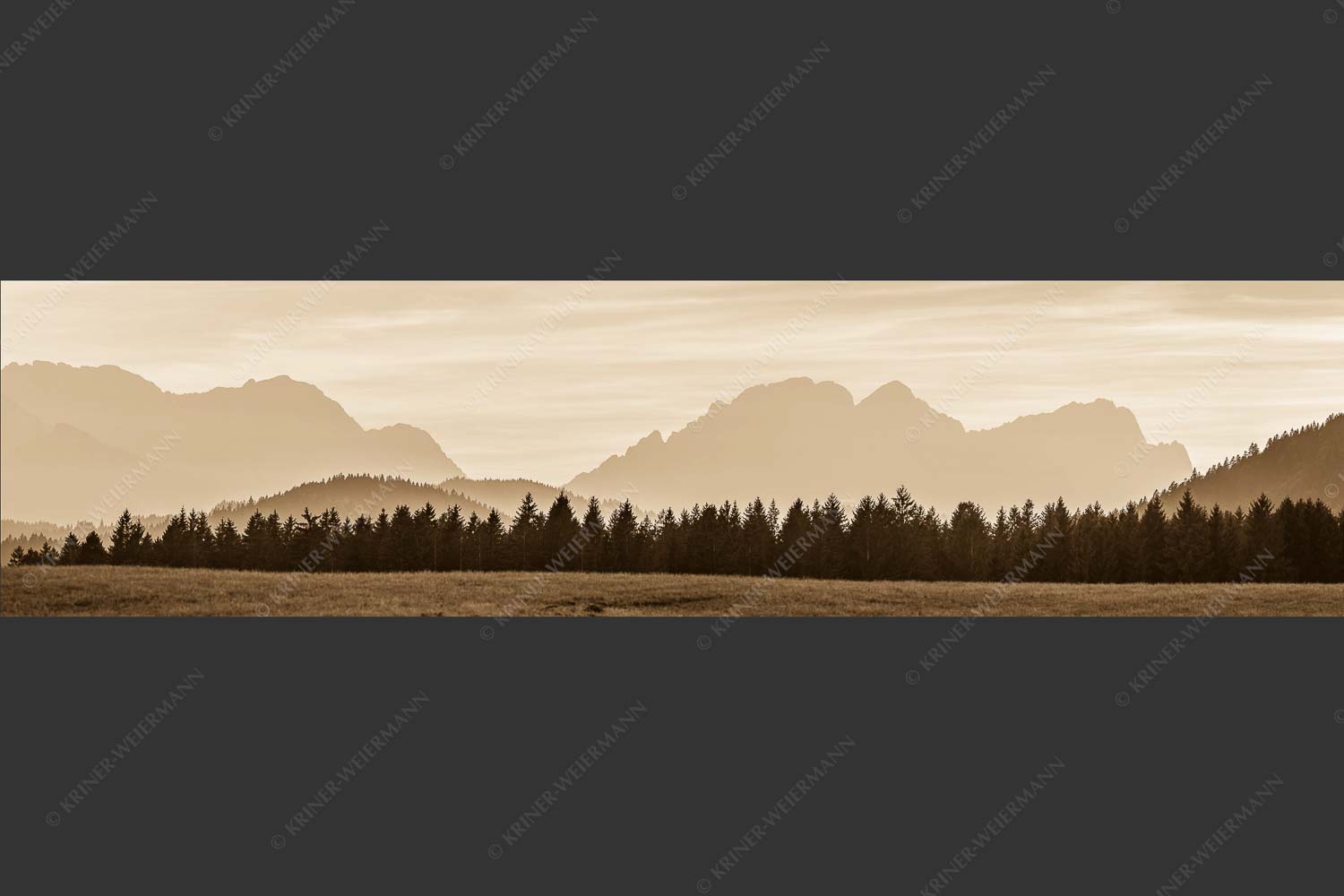 Blick zum Wettersteingebirge im herbstlichen Abendlicht - Zugspitzmassiv Silhouetten II 4:1 sepia -- Hochblassen Alpspitze Zugspitze - mehr Infos bei www.Kriner-Weiermann.de