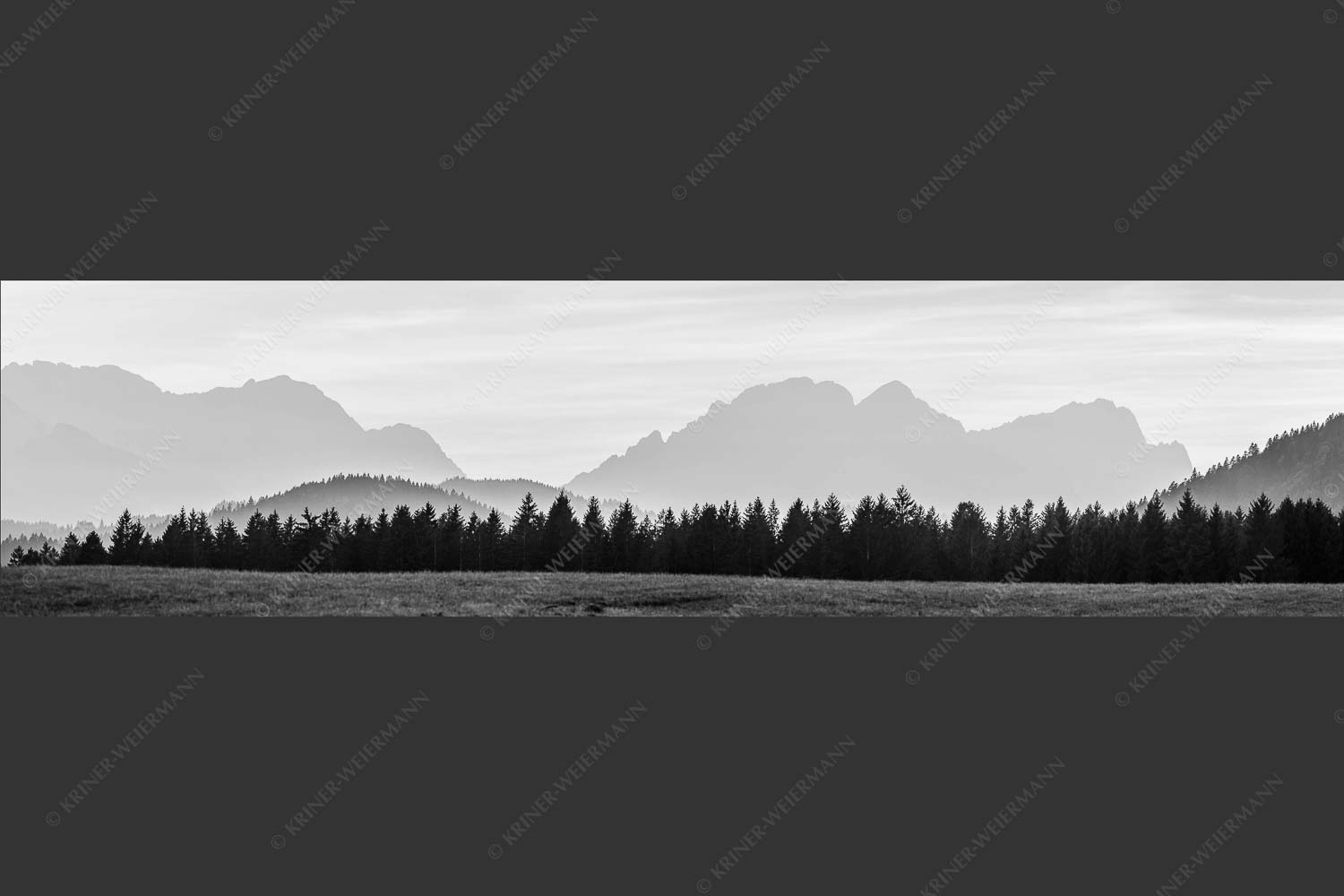 Blick zum Wettersteingebirge im herbstlichen Abendlicht - Zugspitzmassiv Silhouetten II 4:1 sw -- Hochblassen Alpspitze Zugspitze - mehr Infos bei www.Kriner-Weiermann.de