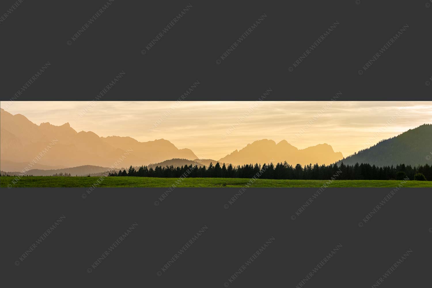 Blick zum Wettersteingebirge im herbstlichen Abendlicht - Zugspitzmassiv Silhouetten II 5:1  -- Hochblassen Alpspitze Zugspitze - mehr Infos bei www.Kriner-Weiermann.de