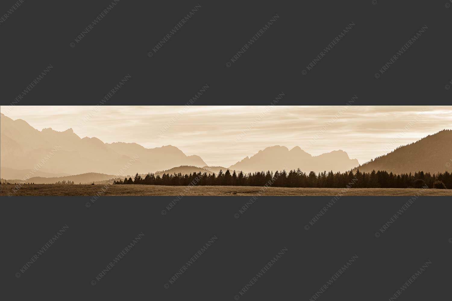 Blick zum Wettersteingebirge im herbstlichen Abendlicht - Zugspitzmassiv Silhouetten II 5:1 sepia -- Hochblassen Alpspitze Zugspitze - mehr Infos bei www.Kriner-Weiermann.de