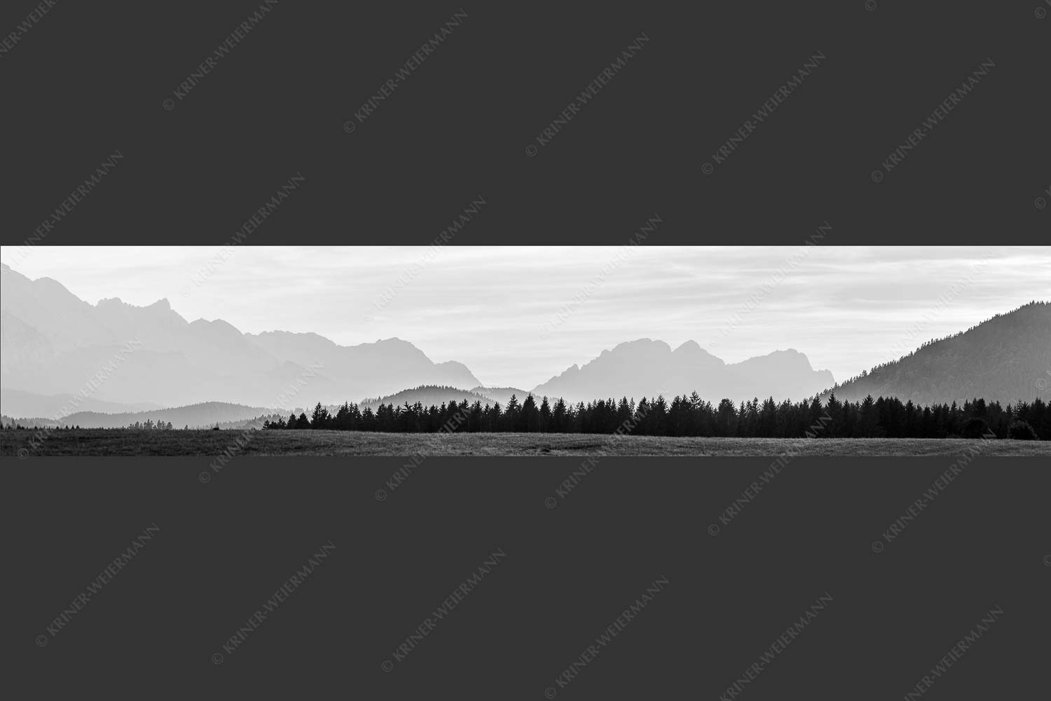 Blick zum Wettersteingebirge im herbstlichen Abendlicht - Zugspitzmassiv Silhouetten II 5:1 sw -- Hochblassen Alpspitze Zugspitze - mehr Infos bei www.Kriner-Weiermann.de