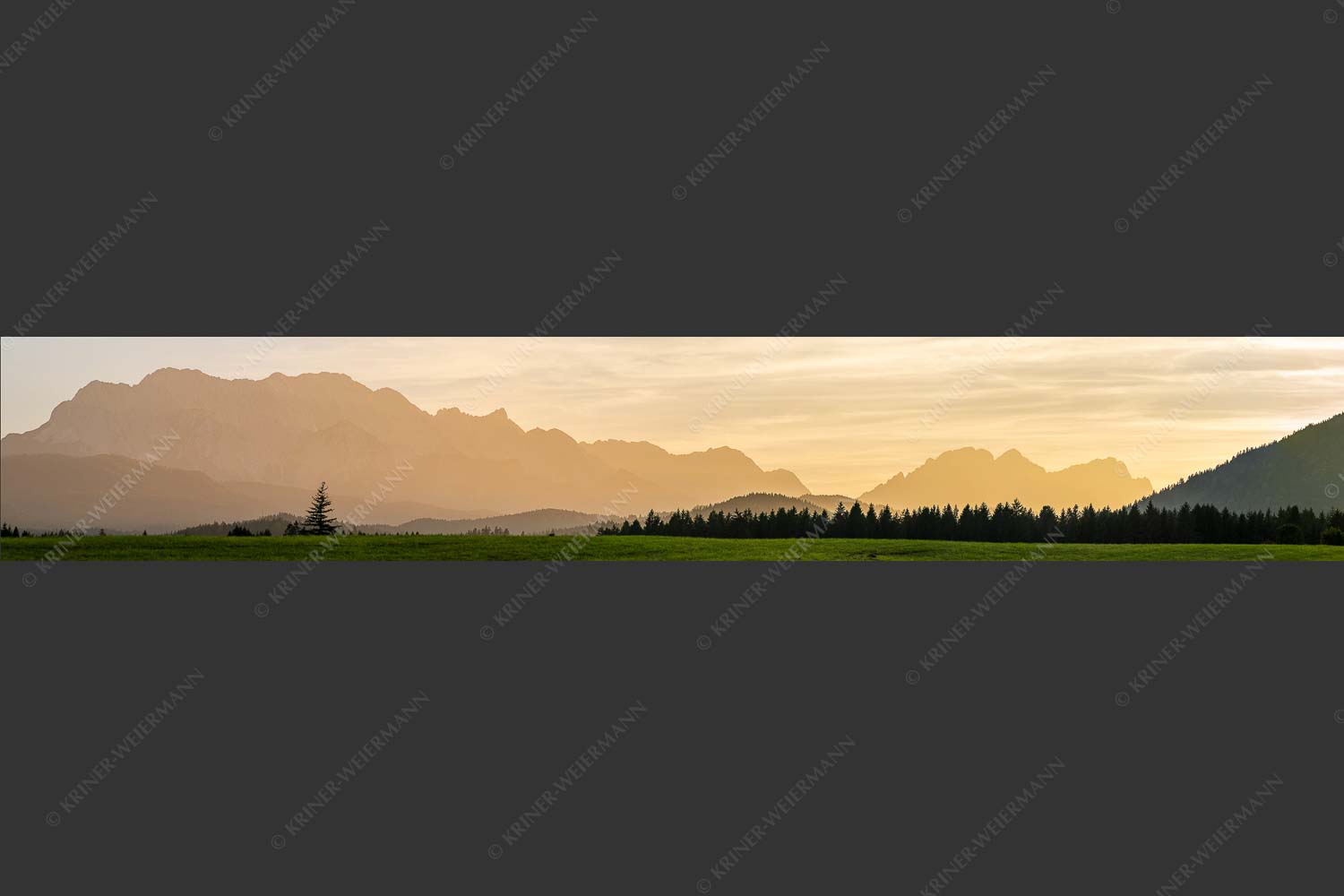 Blick zum Wettersteingebirge im herbstlichen Abendlicht - Zugspitzmassiv Silhouetten II 6:1  -- Hochblassen Alpspitze Zugspitze - mehr Infos bei www.Kriner-Weiermann.de