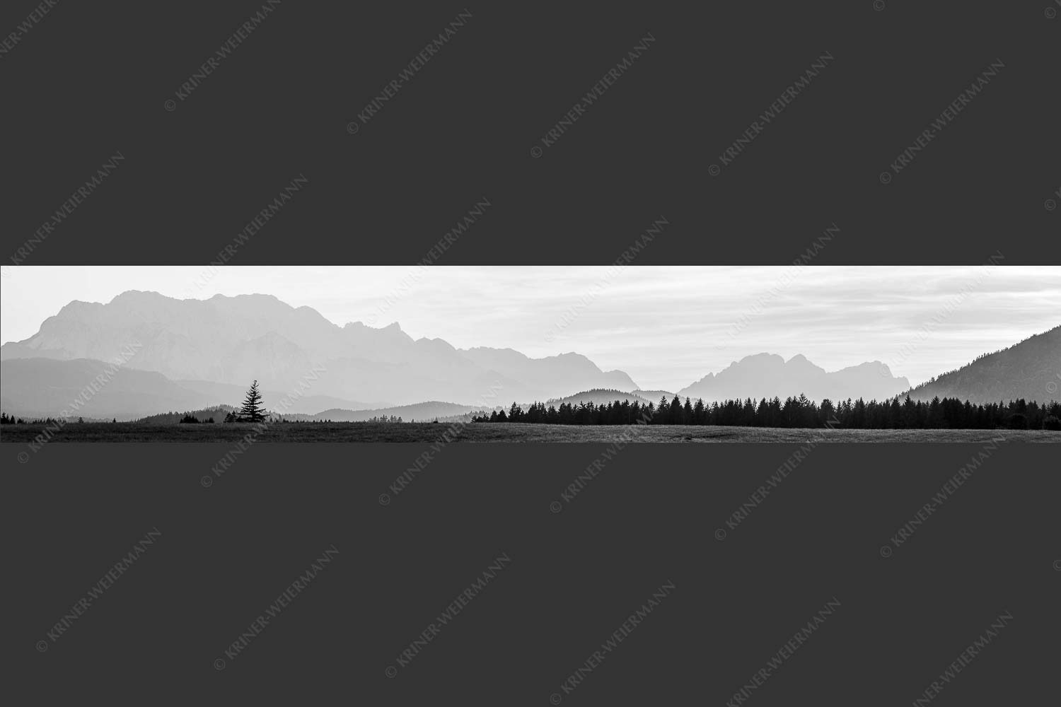 Blick zum Wettersteingebirge im herbstlichen Abendlicht - Zugspitzmassiv Silhouetten II 6:1 sw -- Hochblassen Alpspitze Zugspitze - mehr Infos bei www.Kriner-Weiermann.de