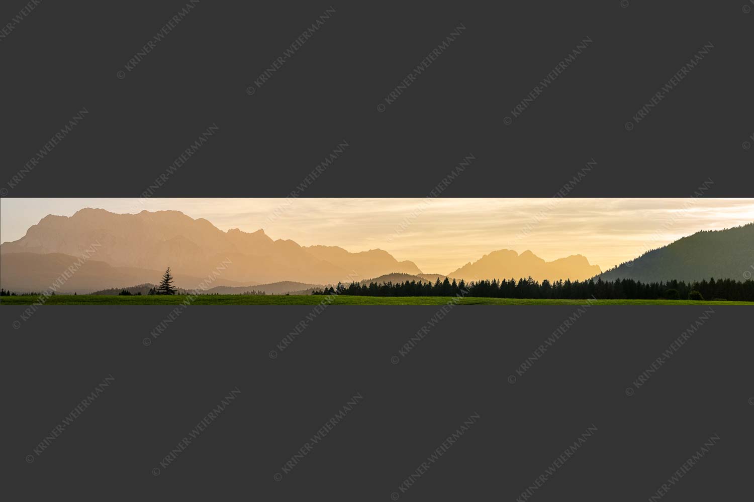 Blick zum Wettersteingebirge im herbstlichen Abendlicht - Zugspitzmassiv Silhouetten II 7:1  -- Hochblassen Alpspitze Zugspitze - mehr Infos bei www.Kriner-Weiermann.de