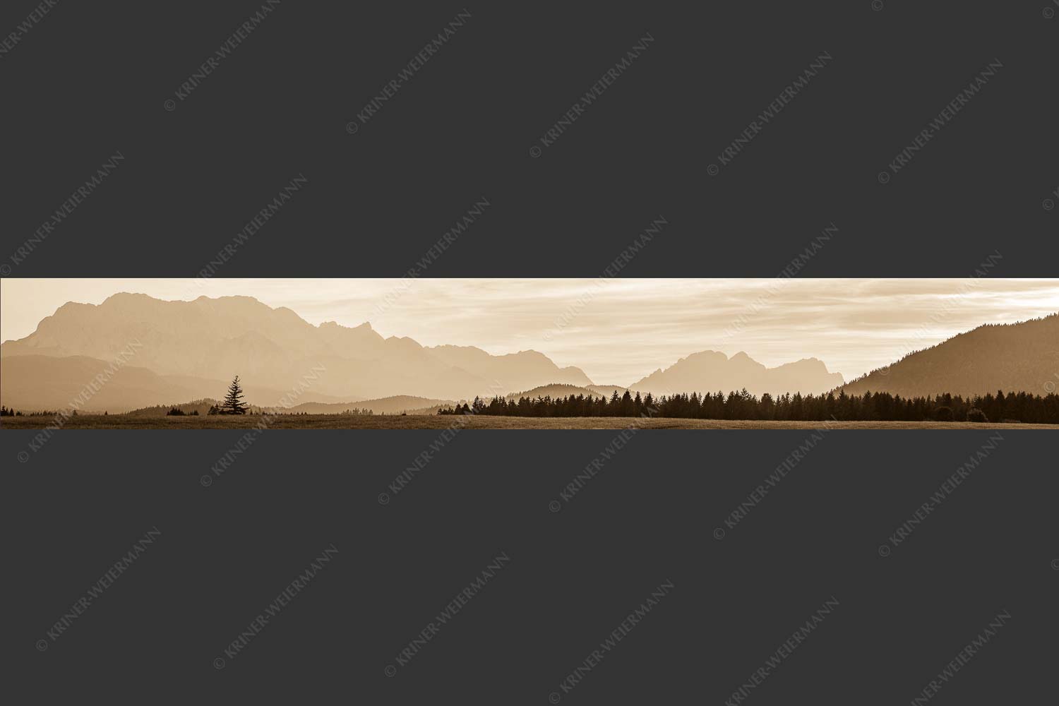 Blick zum Wettersteingebirge im herbstlichen Abendlicht - Zugspitzmassiv Silhouetten II 7:1 sepia -- Hochblassen Alpspitze Zugspitze - mehr Infos bei www.Kriner-Weiermann.de