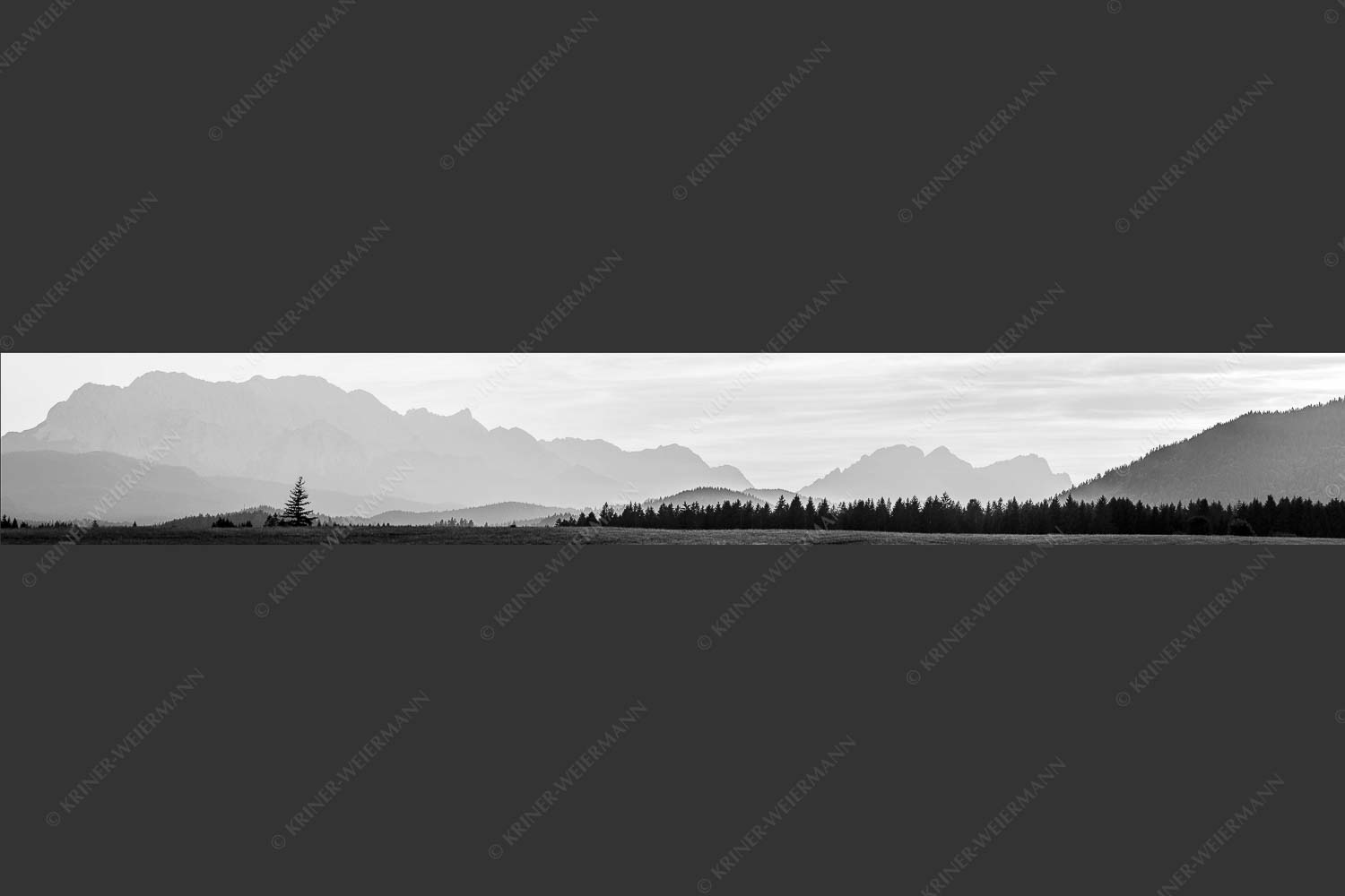 Blick zum Wettersteingebirge im herbstlichen Abendlicht - Zugspitzmassiv Silhouetten II 7:1 sw -- Hochblassen Alpspitze Zugspitze - mehr Infos bei www.Kriner-Weiermann.de