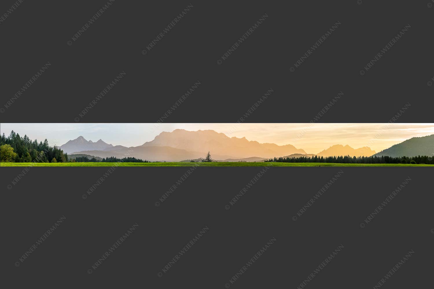 Blick zum Wettersteingebirge im herbstlichen Abendlicht - Zugspitzmassiv Silhouetten III 10:1  -- Wetterstein - mehr Infos bei www.Kriner-Weiermann.de