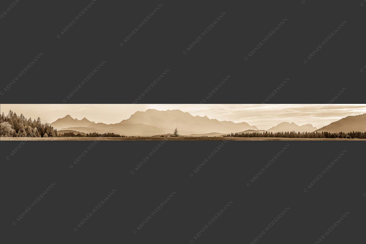 Blick zum Wettersteingebirge im herbstlichen Abendlicht - Zugspitzmassiv Silhouetten III 10:1 sepia -- Wetterstein - mehr Infos bei www.Kriner-Weiermann.de