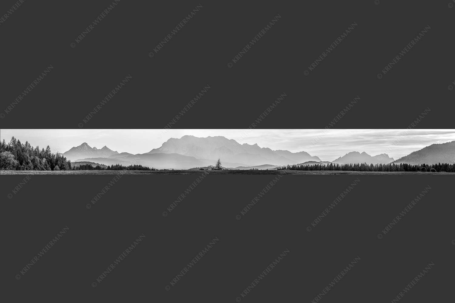Blick zum Wettersteingebirge im herbstlichen Abendlicht - Zugspitzmassiv Silhouetten III 10:1 sw -- Wetterstein - mehr Infos bei www.Kriner-Weiermann.de