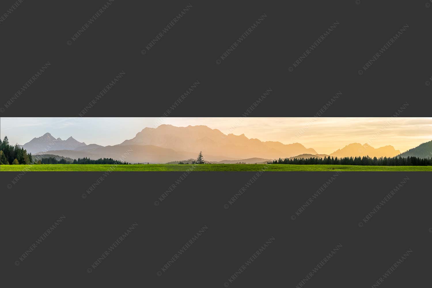 Blick zum Wettersteingebirge im herbstlichen Abendlicht - Zugspitzmassiv Silhouetten III 8:1  -- Wetterstein - mehr Infos bei www.Kriner-Weiermann.de