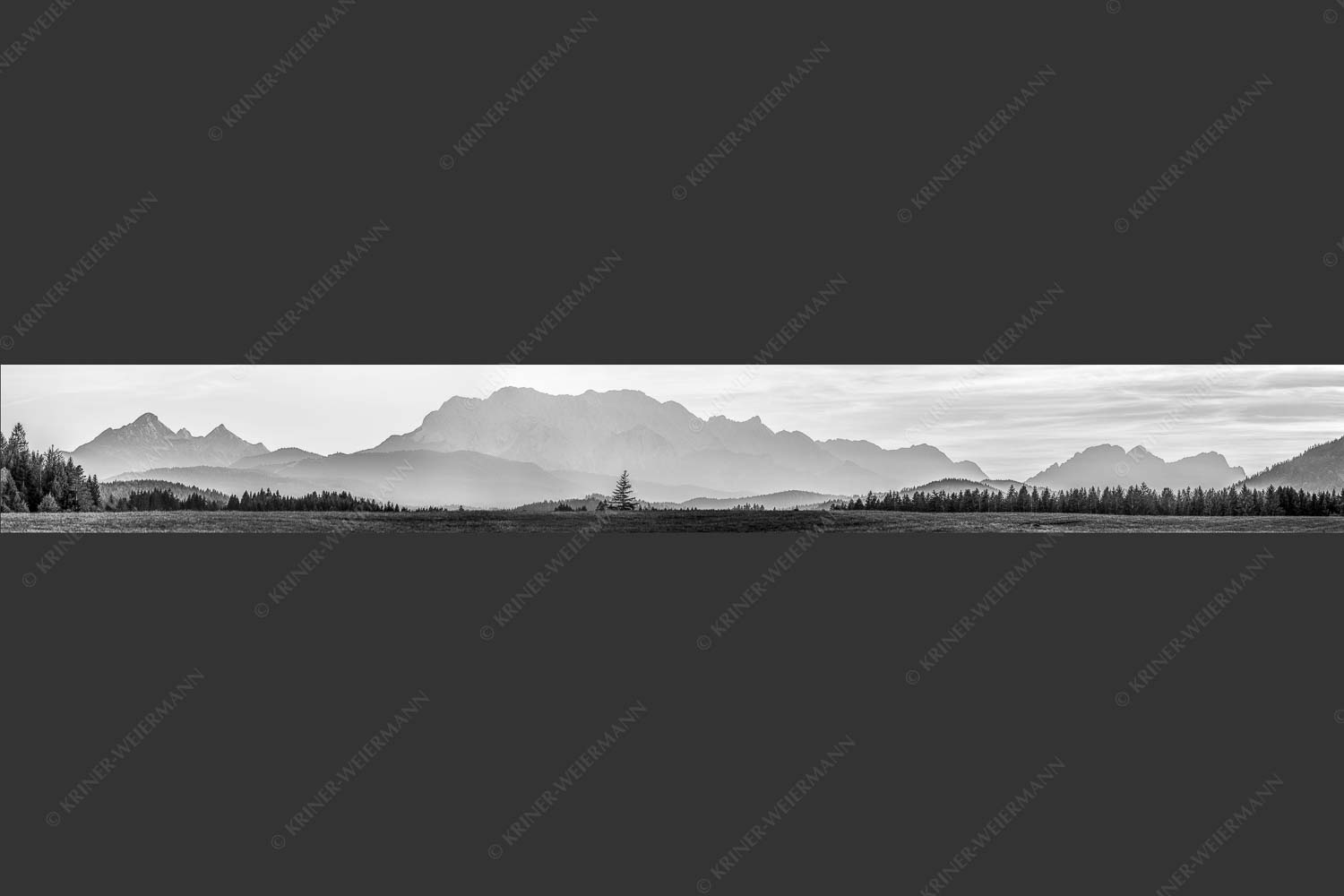 Blick zum Wettersteingebirge im herbstlichen Abendlicht - Zugspitzmassiv Silhouetten III 8:1 sw -- Wetterstein - mehr Infos bei www.Kriner-Weiermann.de