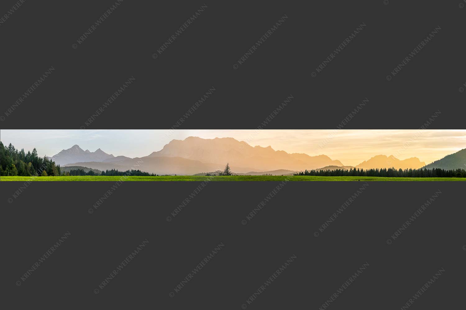 Blick zum Wettersteingebirge im herbstlichen Abendlicht - Zugspitzmassiv Silhouetten III 9:1  -- Wetterstein - mehr Infos bei www.Kriner-Weiermann.de