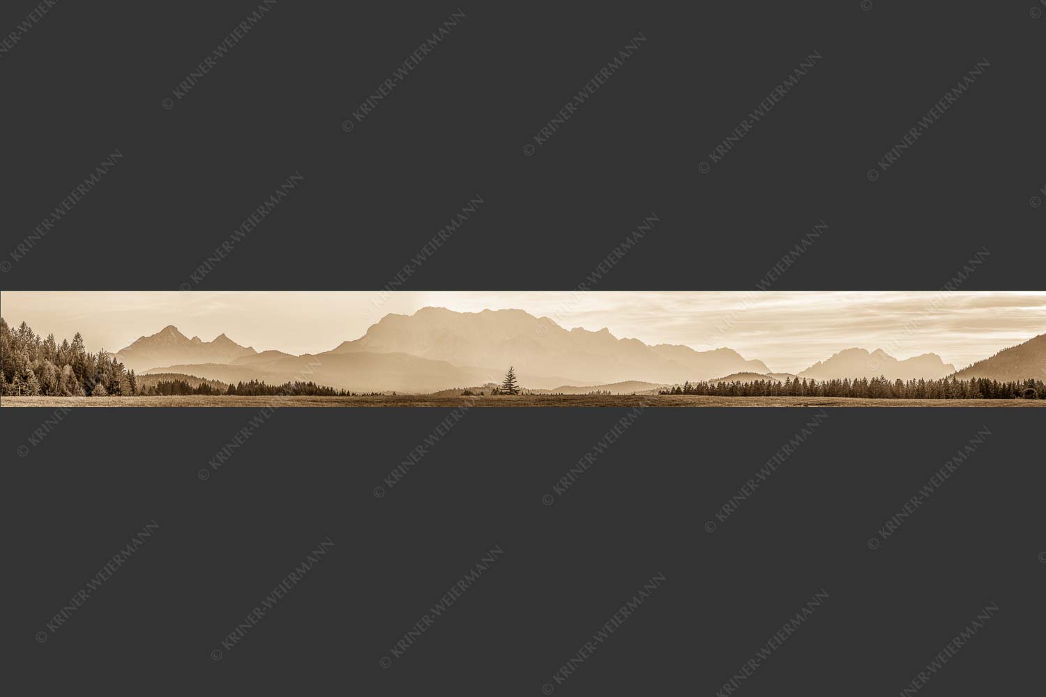 Blick zum Wettersteingebirge im herbstlichen Abendlicht - Zugspitzmassiv Silhouetten III 9:1 sepia -- Wetterstein - mehr Infos bei www.Kriner-Weiermann.de