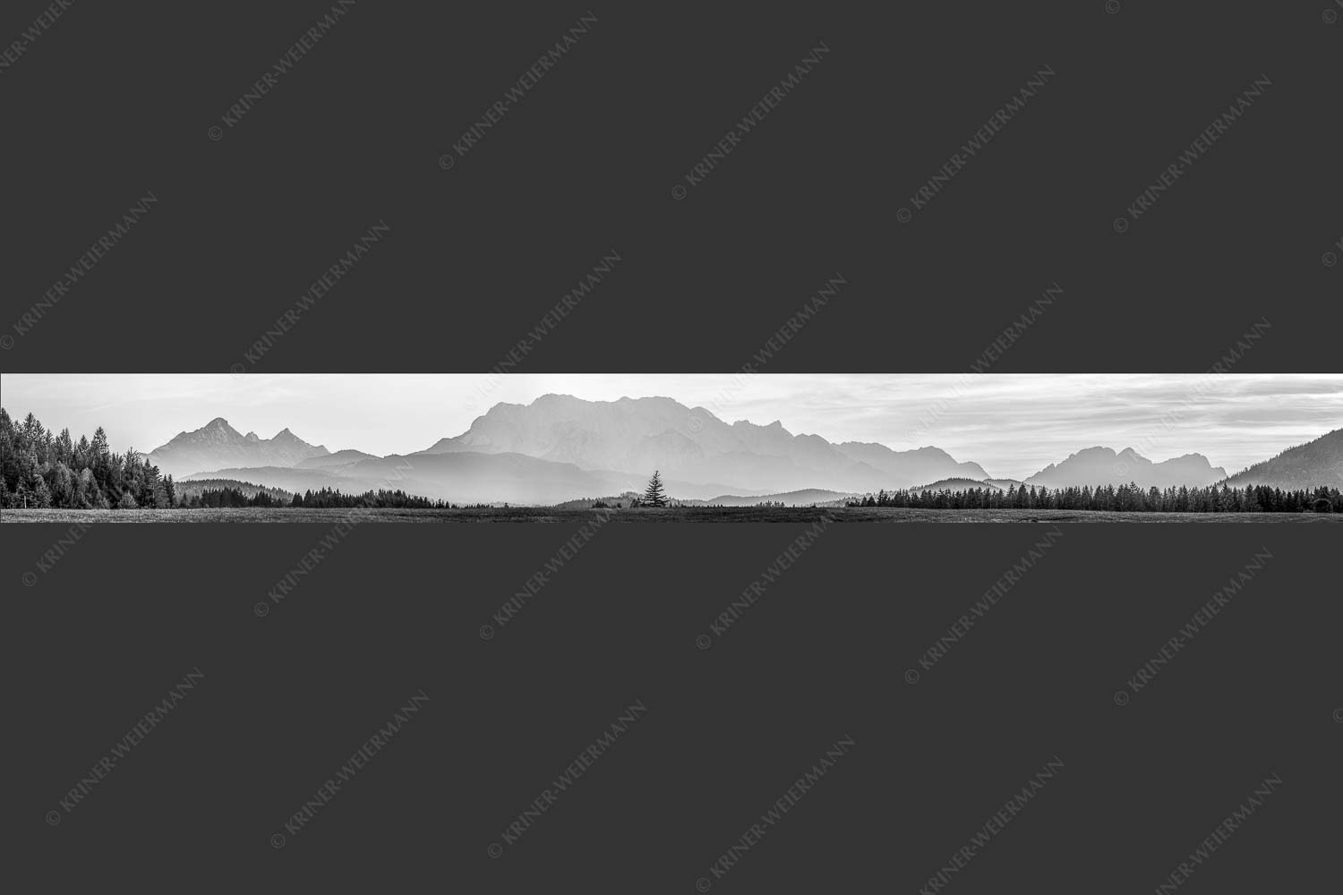 Blick zum Wettersteingebirge im herbstlichen Abendlicht - Zugspitzmassiv Silhouetten III 9:1 sw -- Wetterstein - mehr Infos bei www.Kriner-Weiermann.de