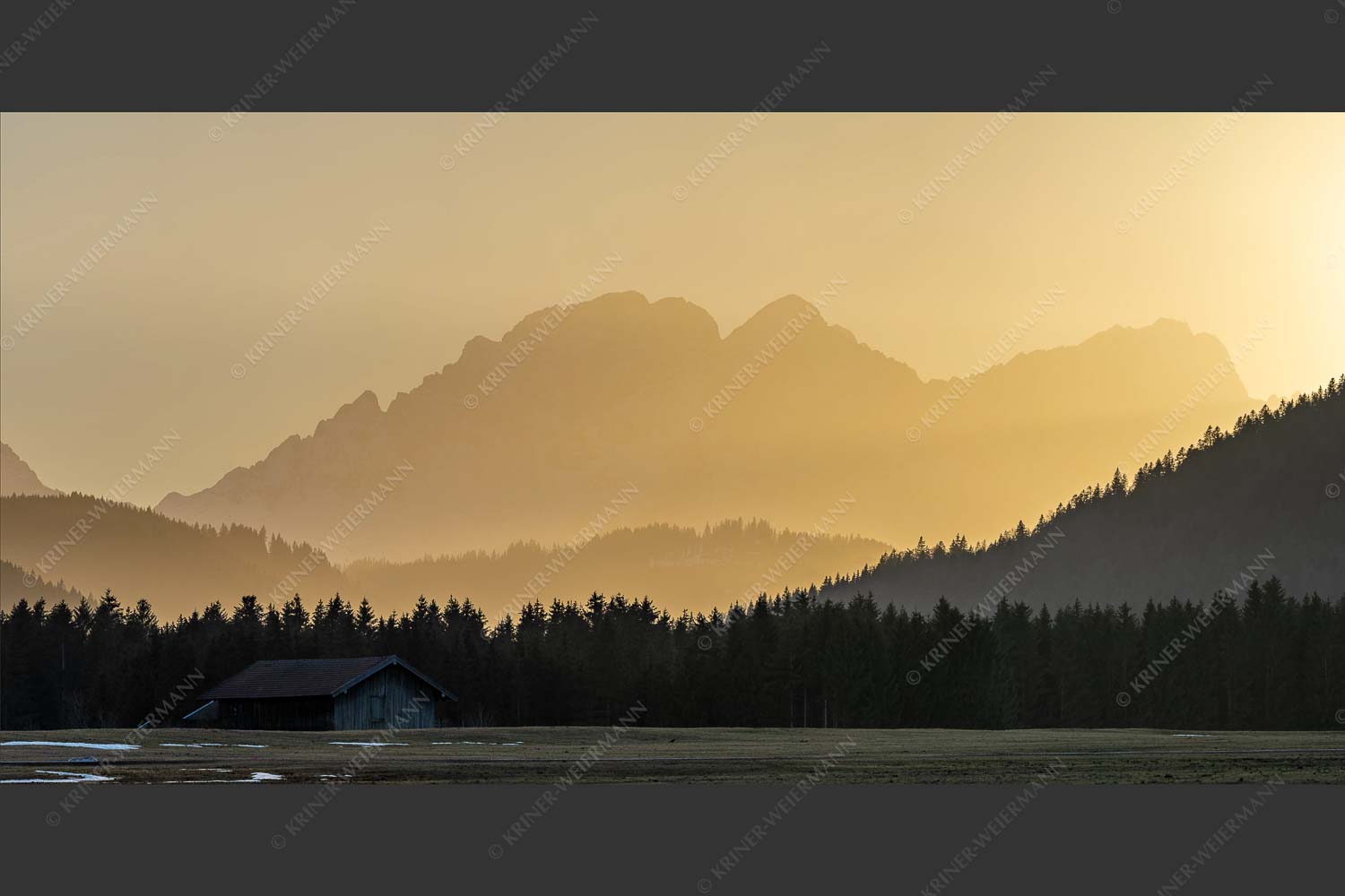 Blick zum Zugspitzmassiv im Wettersteingebirge - Zugspitzmassivsilhouette 2:1  -- Hochblassen Alpspitze Zugspitze - mehr Infos bei www.Kriner-Weiermann.de