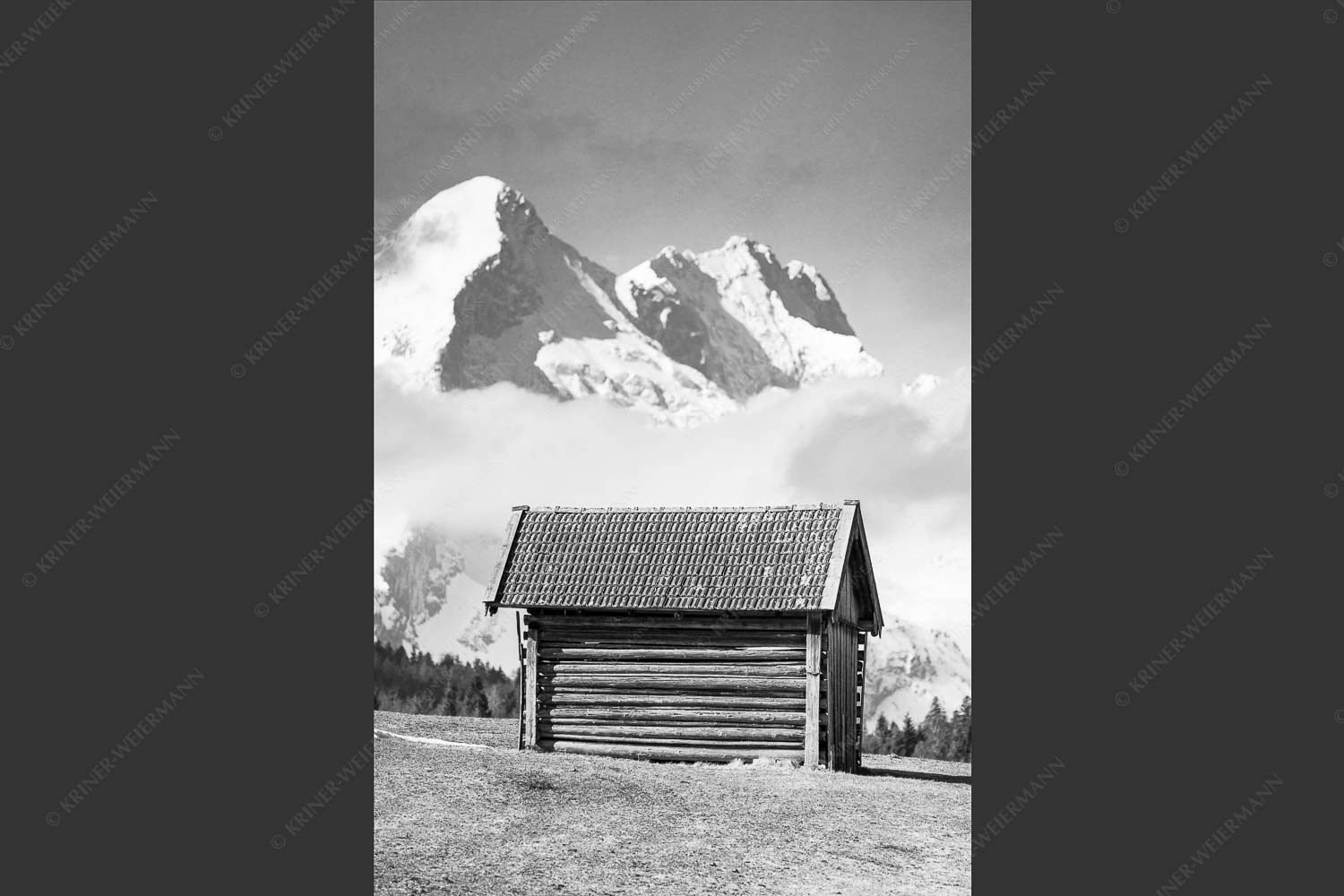 Heustadel vor Zugspitze und Alpspitze im Wetterstein - Zugspitzstadel 2:3 sw -- Alpspitze Zugspitze Heustadel - mehr Infos bei www.Kriner-Weiermann.de