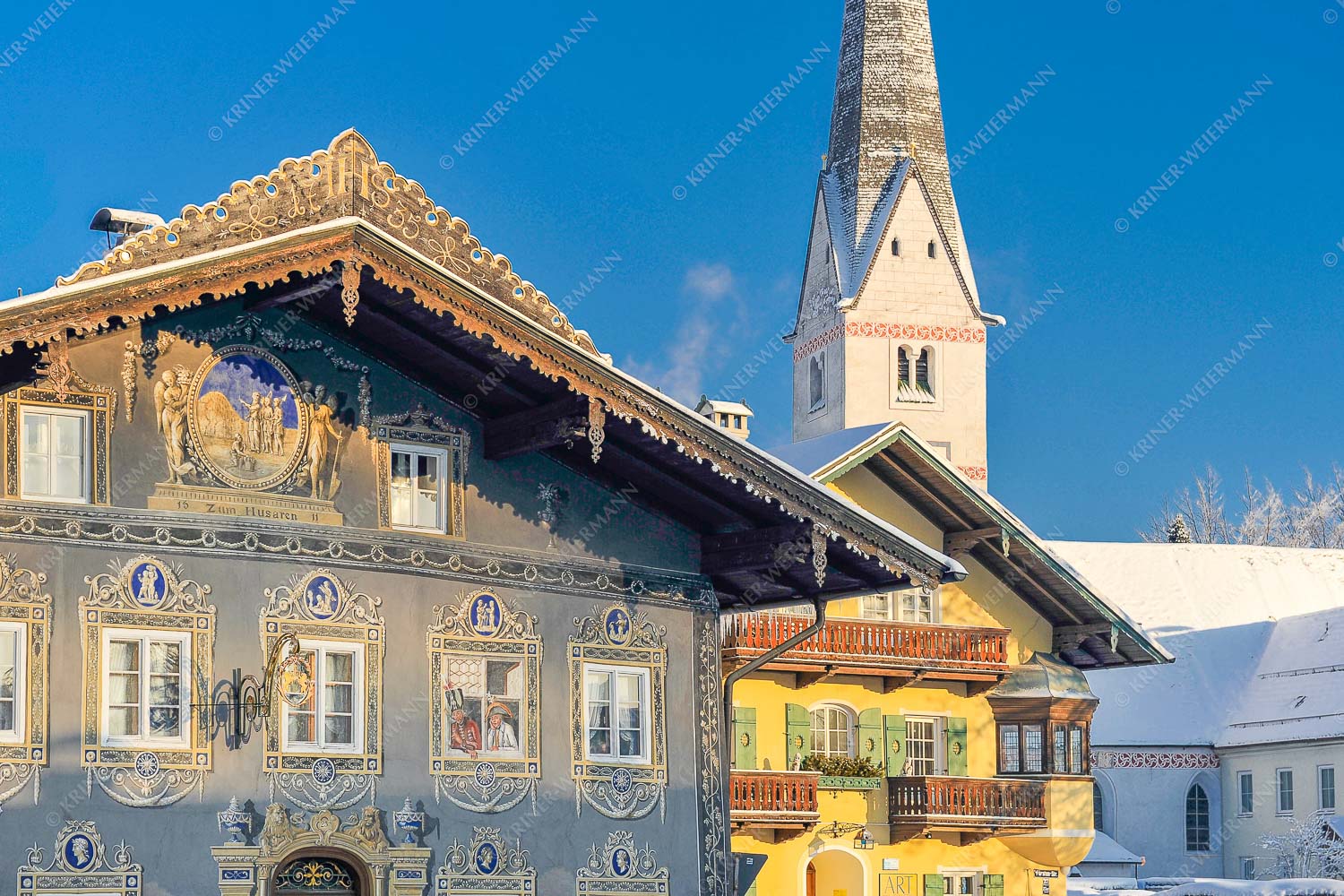 Hotel Husar mit alter Pfarrkirche St. Martin in Garmisch - Zum Hussaren 3:2  -- Garmisch Kirche - mehr Infos bei www.Kriner-Weiermann.de
