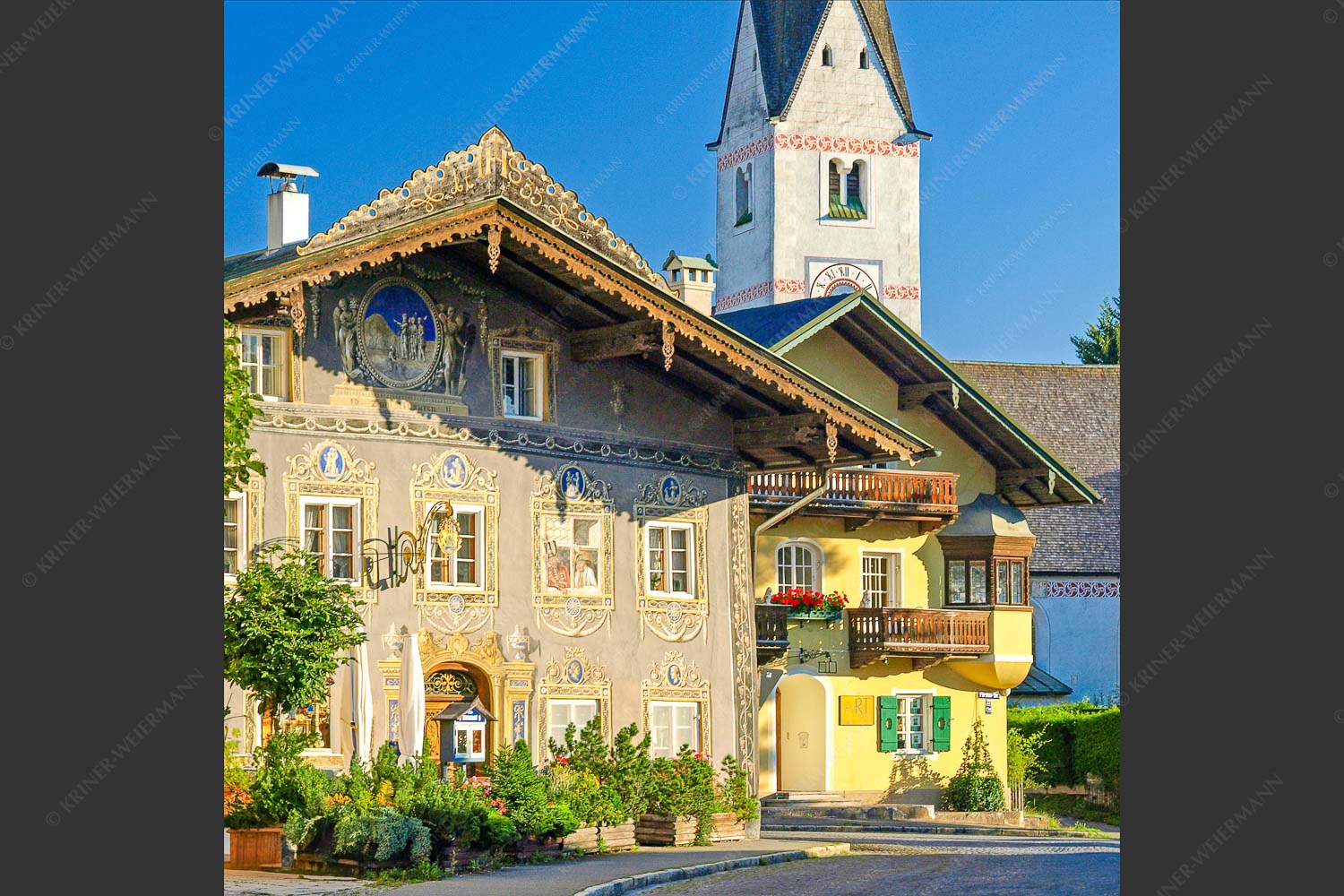 Hotel Husar mit alter Pfarrkirche St. Martin in Garmisch - Zum Hussaren im Sommer 1:1  -- Garmischer Kirche - mehr Infos bei www.Kriner-Weiermann.de