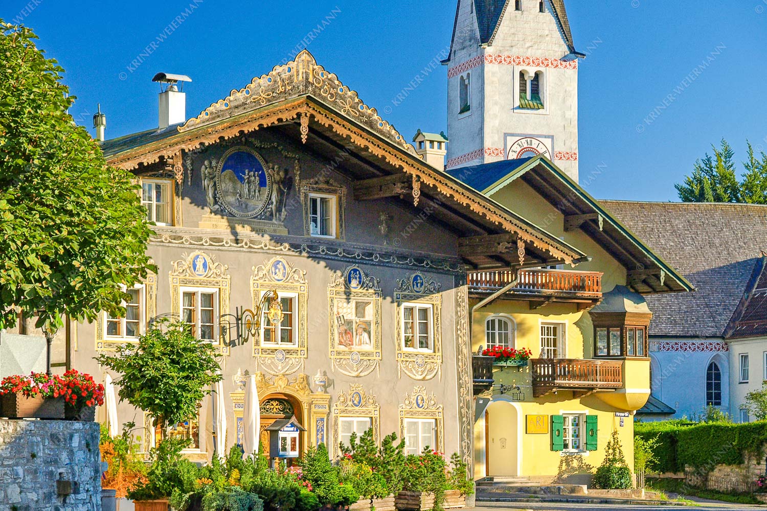 Hotel Husar mit alter Pfarrkirche St. Martin in Garmisch - Zum Hussaren im Sommer 3:2  -- Garmischer Kirche - mehr Infos bei www.Kriner-Weiermann.de