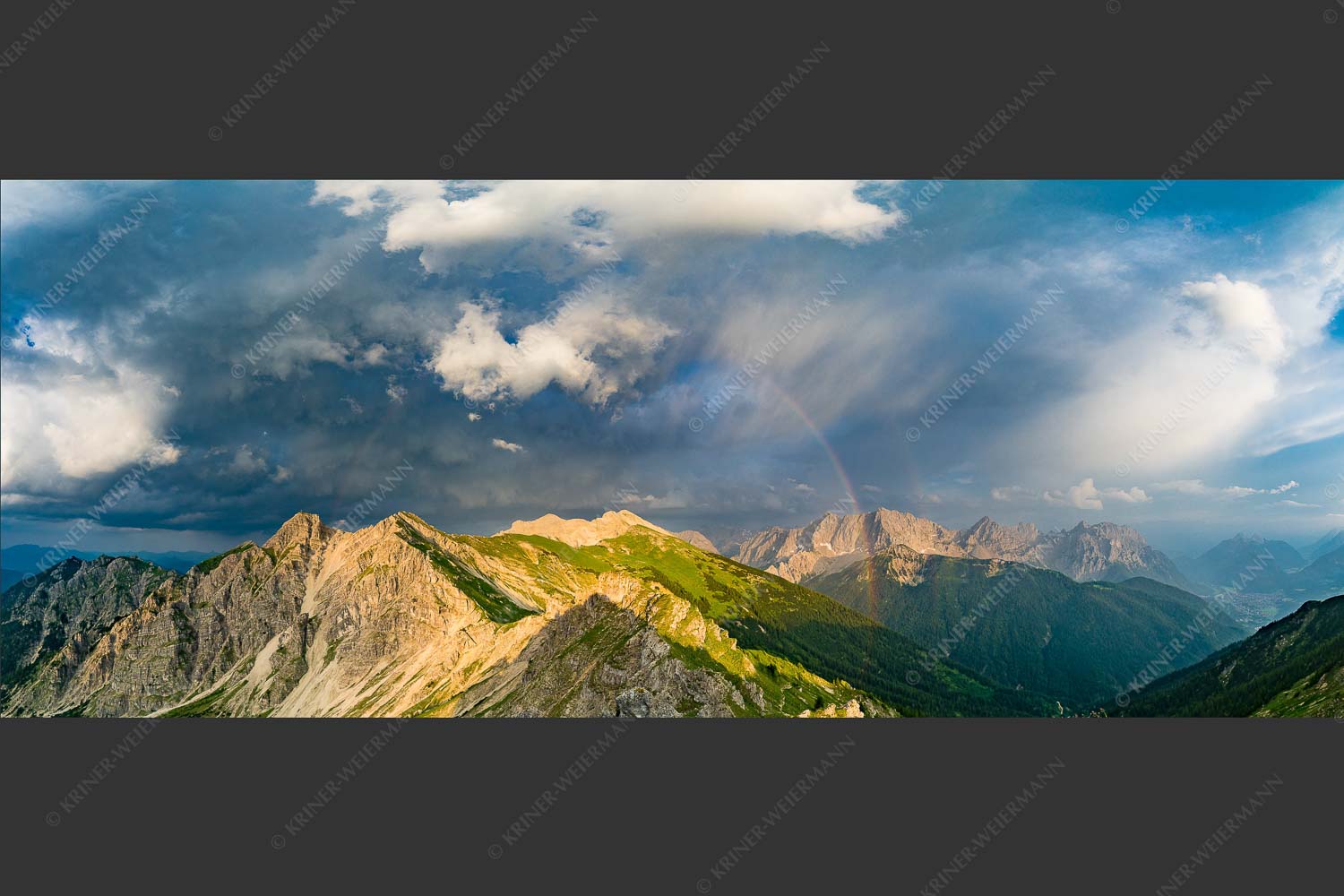 Blick vom Seinskopf ins Soiern- und Karwendelgebirge - Zusammengebraut 2,5:1  -- Regenbogen Soiern Karwendel - mehr Infos bei www.Kriner-Weiermann.de