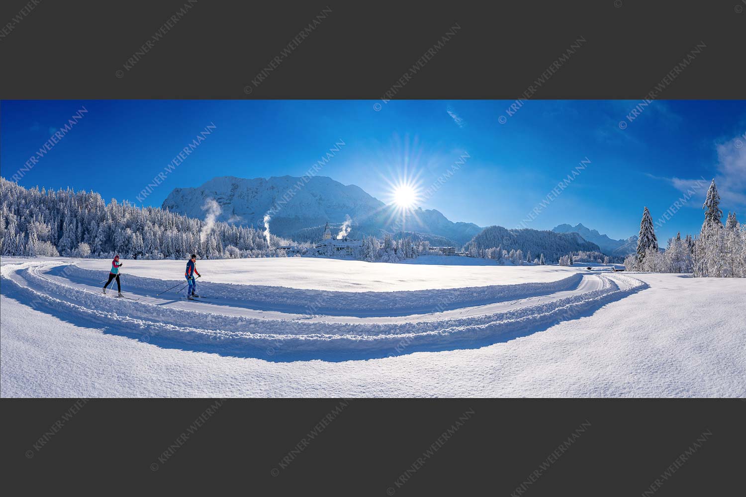 Zwei Langläufer genießen die perfekten Schneeverhältnisse im Elmauer Tal. - Zwei Stile - ein Ziel II 2,5:1  -- Langlauf in Elmau - mehr Infos bei www.Kriner-Weiermann.de