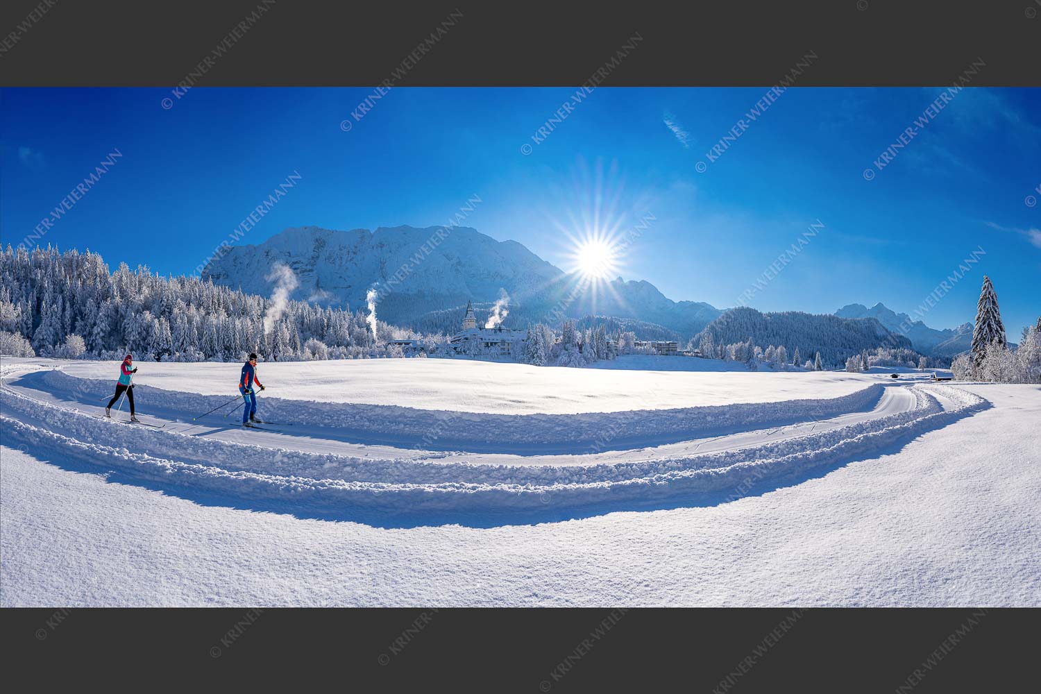 Zwei Langläufer genießen die perfekten Schneeverhältnisse im Elmauer Tal. - Zwei Stile - ein Ziel II 2:1  -- Langlauf in Elmau - mehr Infos bei www.Kriner-Weiermann.de