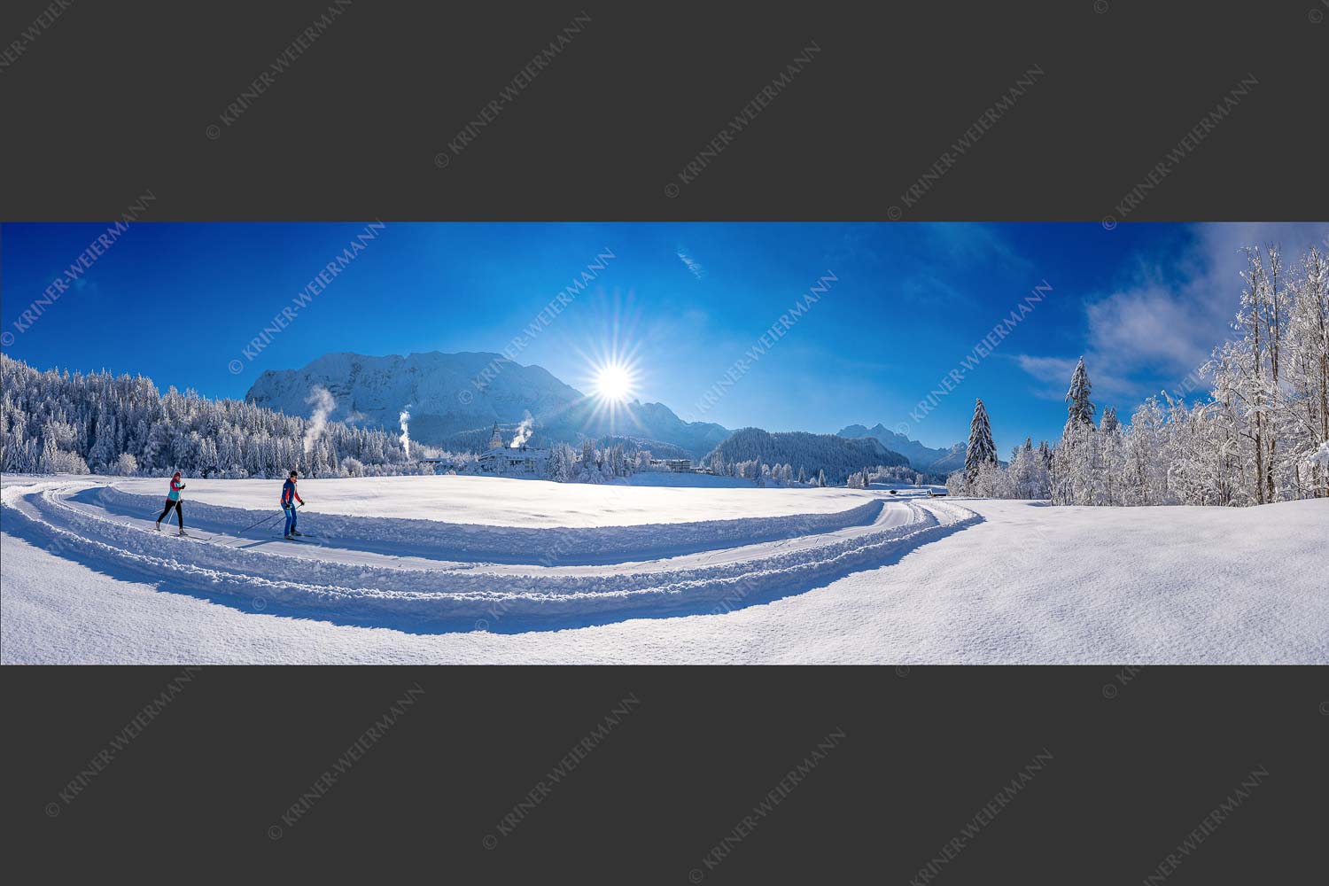 Zwei Langläufer genießen die perfekten Schneeverhältnisse im Elmauer Tal. - Zwei Stile - ein Ziel II 3:1  -- Langlauf in Elmau - mehr Infos bei www.Kriner-Weiermann.de