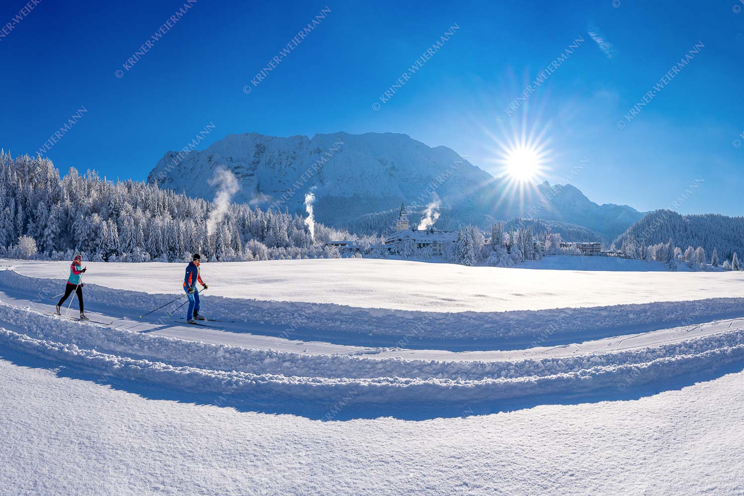 Zwei Langläufer genießen die perfekten Schneeverhältnisse im Elmauer Tal. - Zwei Stile - ein Ziel II 3:2  -- Langlauf in Elmau - mehr Infos bei www.Kriner-Weiermann.de