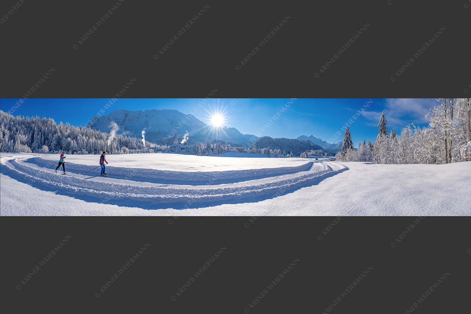 Zwei Langläufer genießen die perfekten Schneeverhältnisse im Elmauer Tal. - Zwei Stile - ein Ziel II 4:1  -- Langlauf in Elmau - mehr Infos bei www.Kriner-Weiermann.de