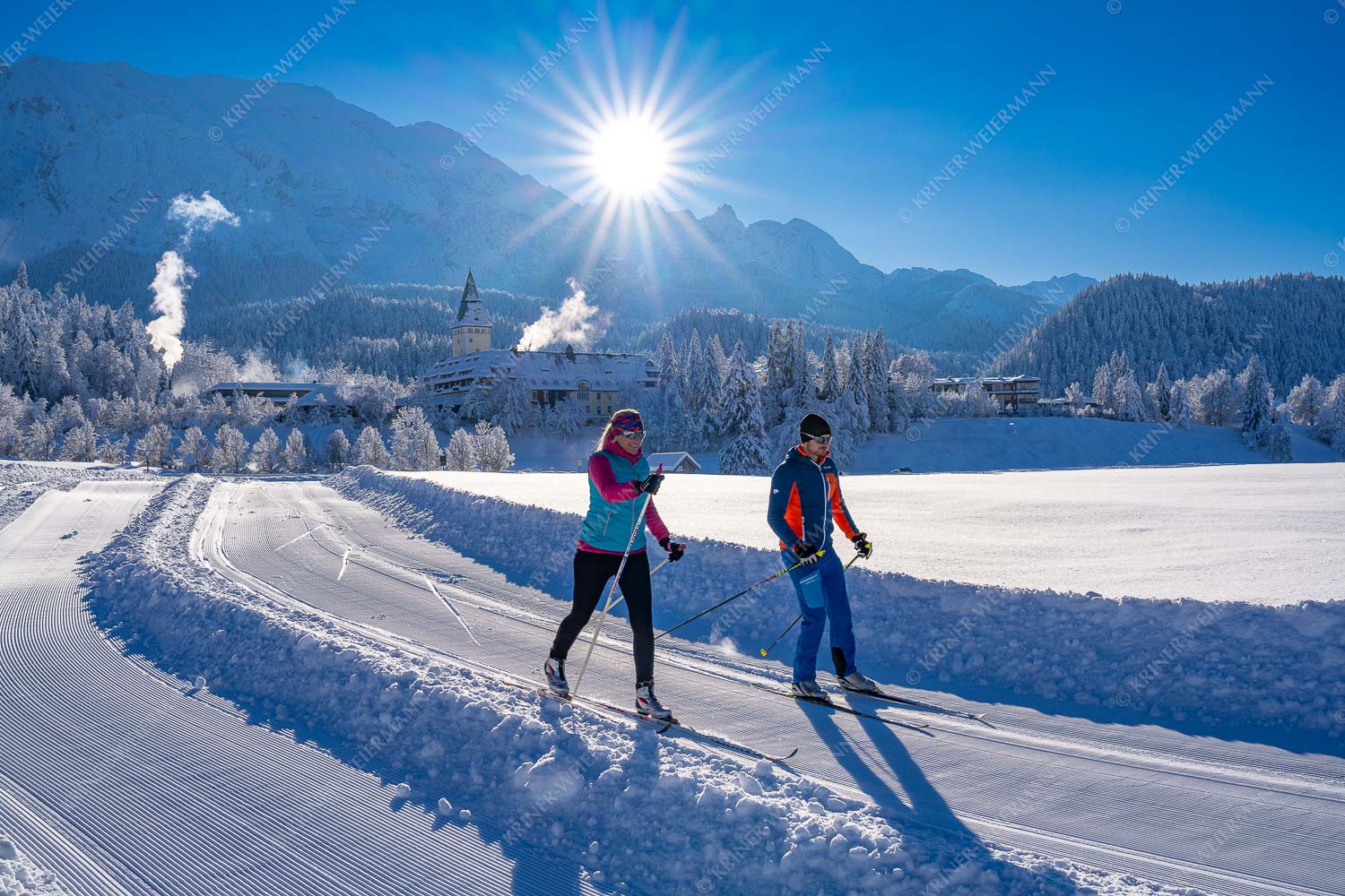 Zwei Langläufer genießen die perfekten Schneeverhältnisse im Elmauer Tal. - Zwei Stile - ein Ziel III 3:2  -- Langlaufen am Schloss Elmau - mehr Infos bei www.Kriner-Weiermann.de