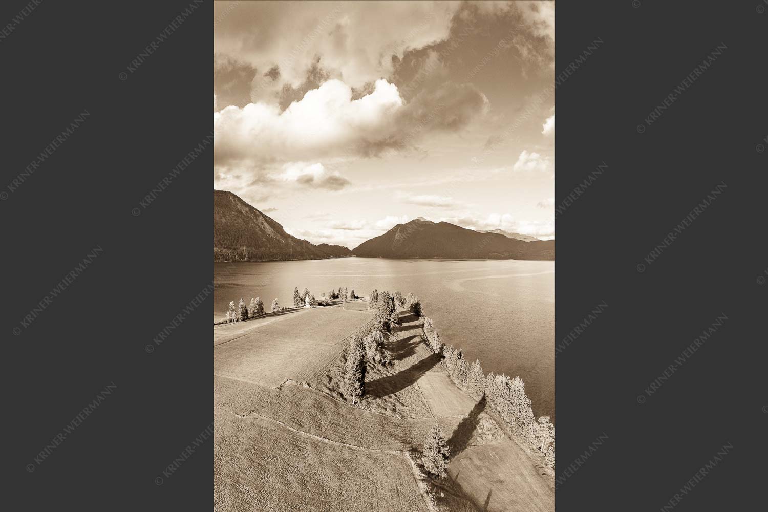 Blick über St. Margareth und Walchensee zum Jochberg - Zwergern mit Jochberg 2:3 sepia -- Walchensee - mehr Infos bei www.Kriner-Weiermann.de