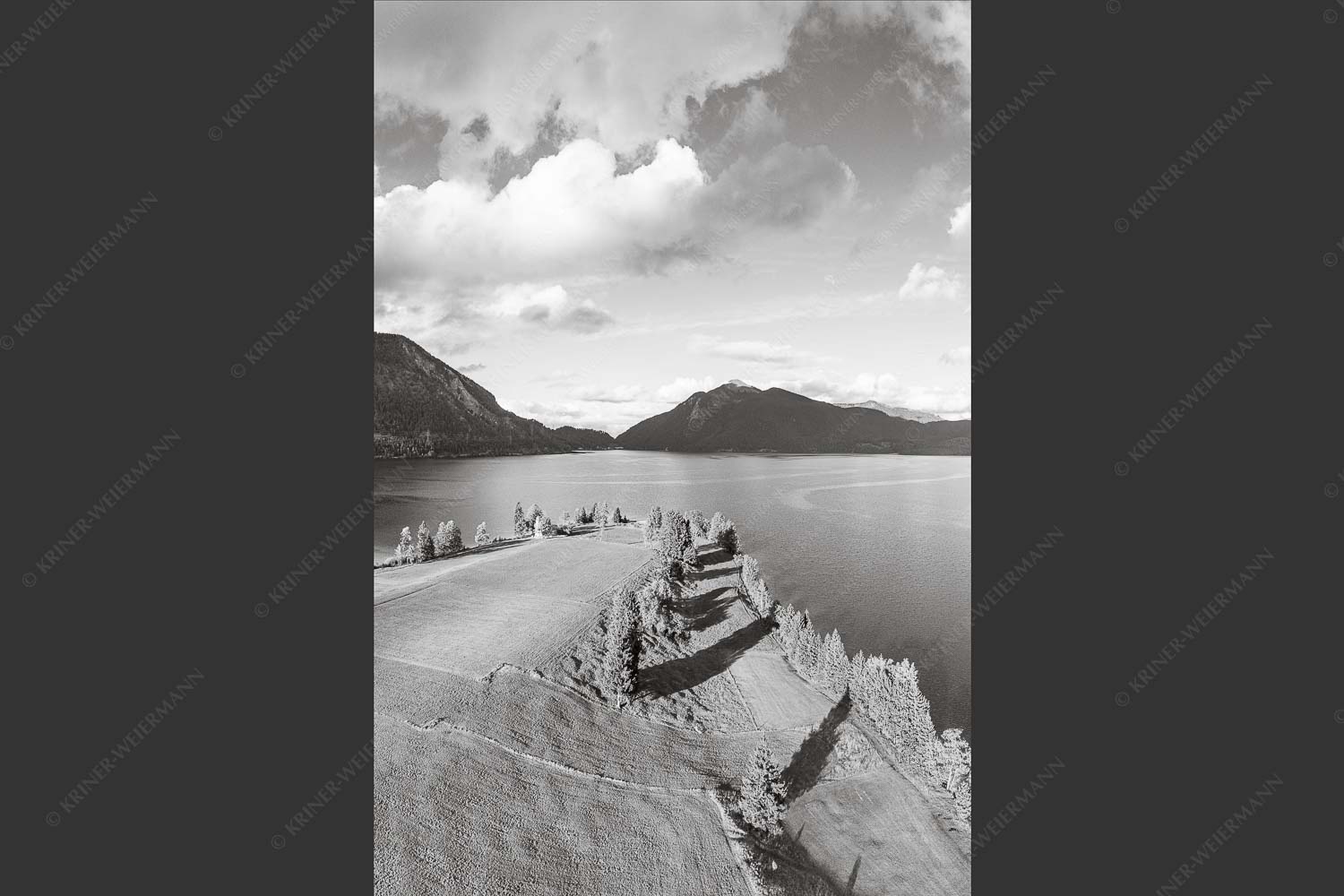 Blick über St. Margareth und Walchensee zum Jochberg - Zwergern mit Jochberg 2:3 sw -- Walchensee - mehr Infos bei www.Kriner-Weiermann.de