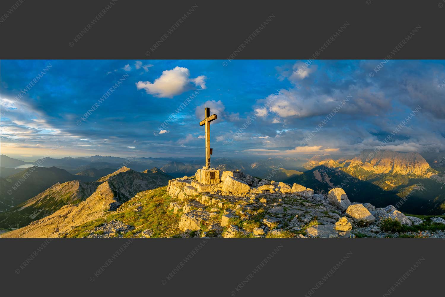 Blick von der Soiernspitze ins Karwendel - Dem Himmel nah 2,5:1  -- Soiernspitze Gipfelkreuz - mehr Infos bei www.Kriner-Weiermann.de