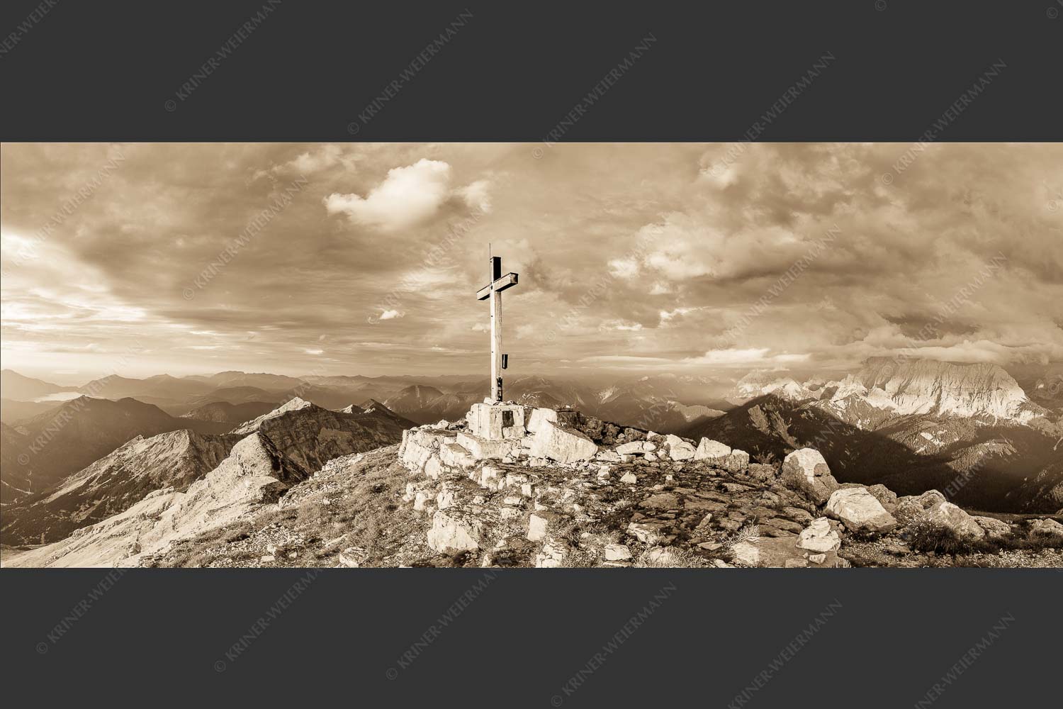 Blick von der Soiernspitze ins Karwendel - Dem Himmel nah 2,5:1 sepia -- Soiernspitze Gipfelkreuz - mehr Infos bei www.Kriner-Weiermann.de