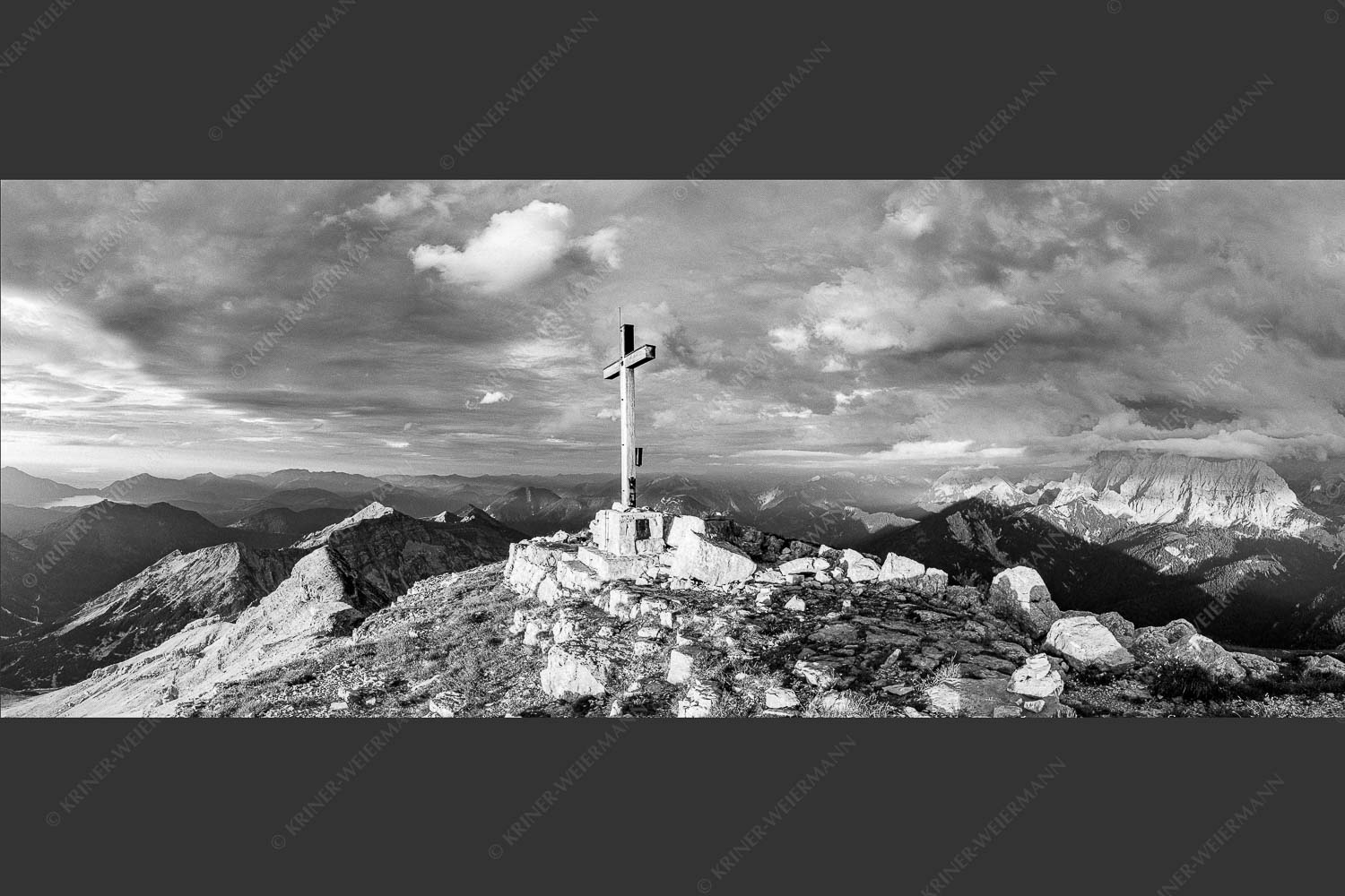 Blick von der Soiernspitze ins Karwendel - Dem Himmel nah 2,5:1 sw -- Soiernspitze Gipfelkreuz - mehr Infos bei www.Kriner-Weiermann.de