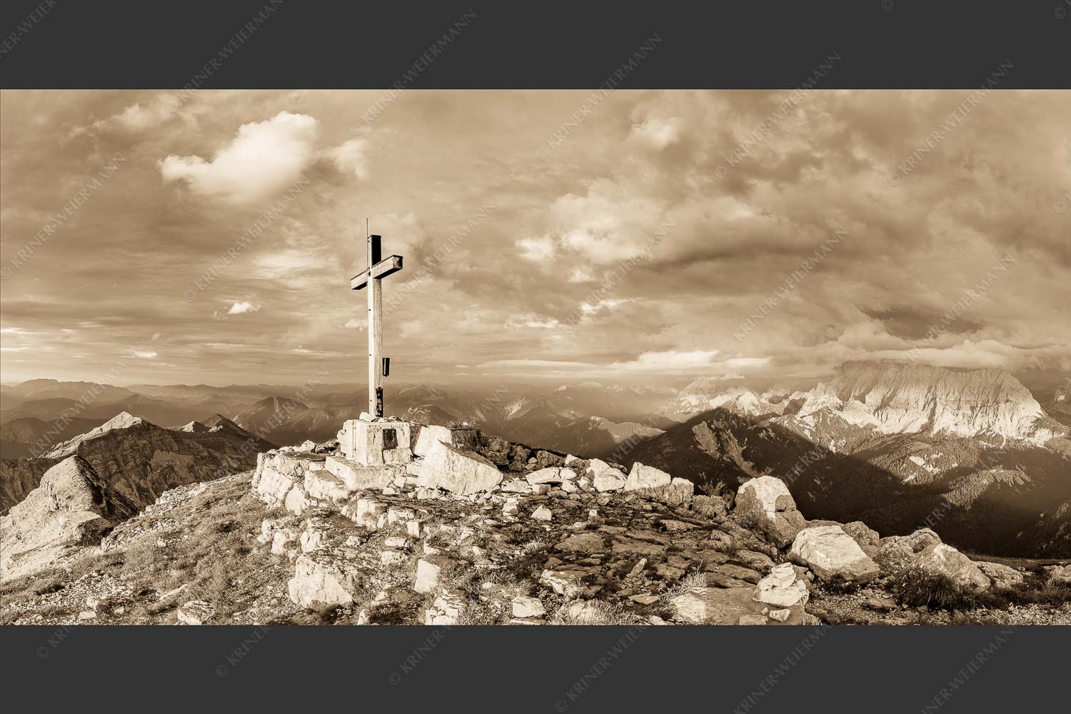 Blick von der Soiernspitze ins Karwendel - Dem Himmel nah 2:1 sepia -- Soiernspitze Gipfelkreuz - mehr Infos bei www.Kriner-Weiermann.de