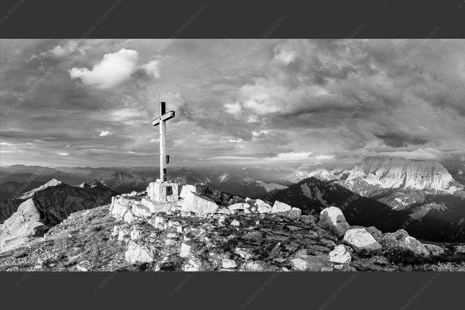Blick von der Soiernspitze ins Karwendel - Dem Himmel nah 2:1 sw -- Soiernspitze Gipfelkreuz - mehr Infos bei www.Kriner-Weiermann.de