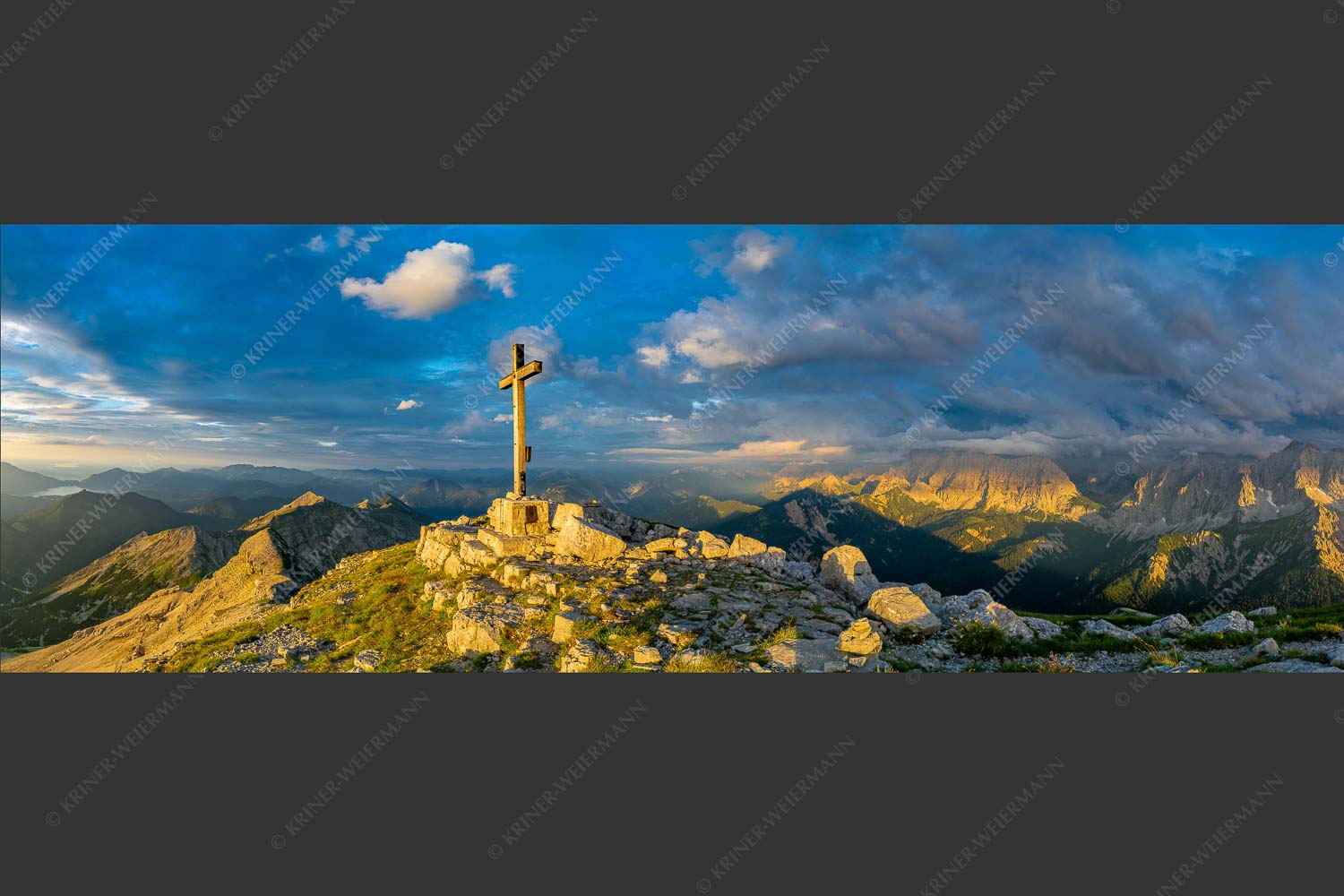 Blick von der Soiernspitze ins Karwendel - Dem Himmel nah 3:1  -- Soiernspitze Gipfelkreuz - mehr Infos bei www.Kriner-Weiermann.de